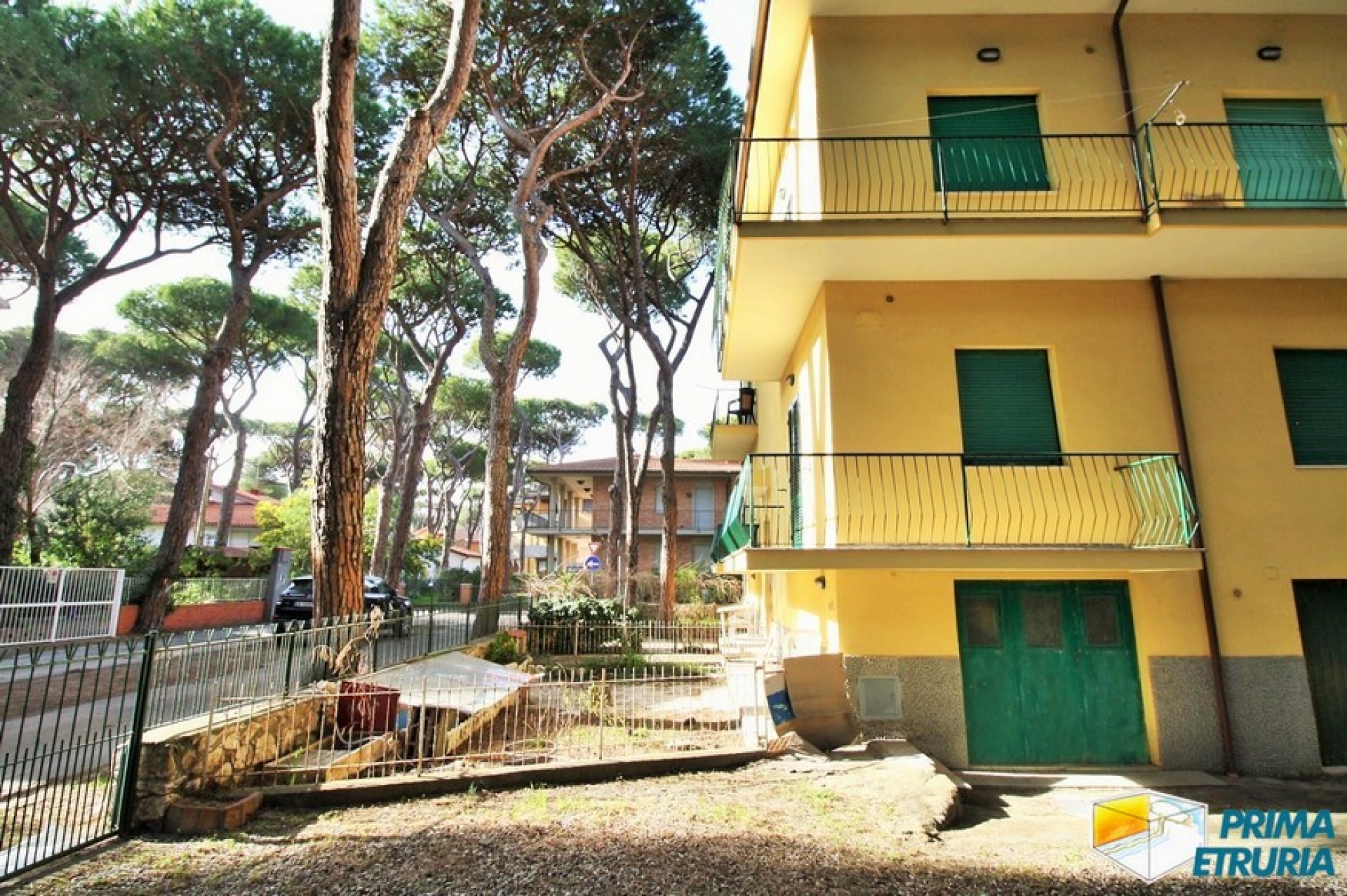 TRILOCALE CON GARAGE E GIARDINO - ZONA ROSMARINA -