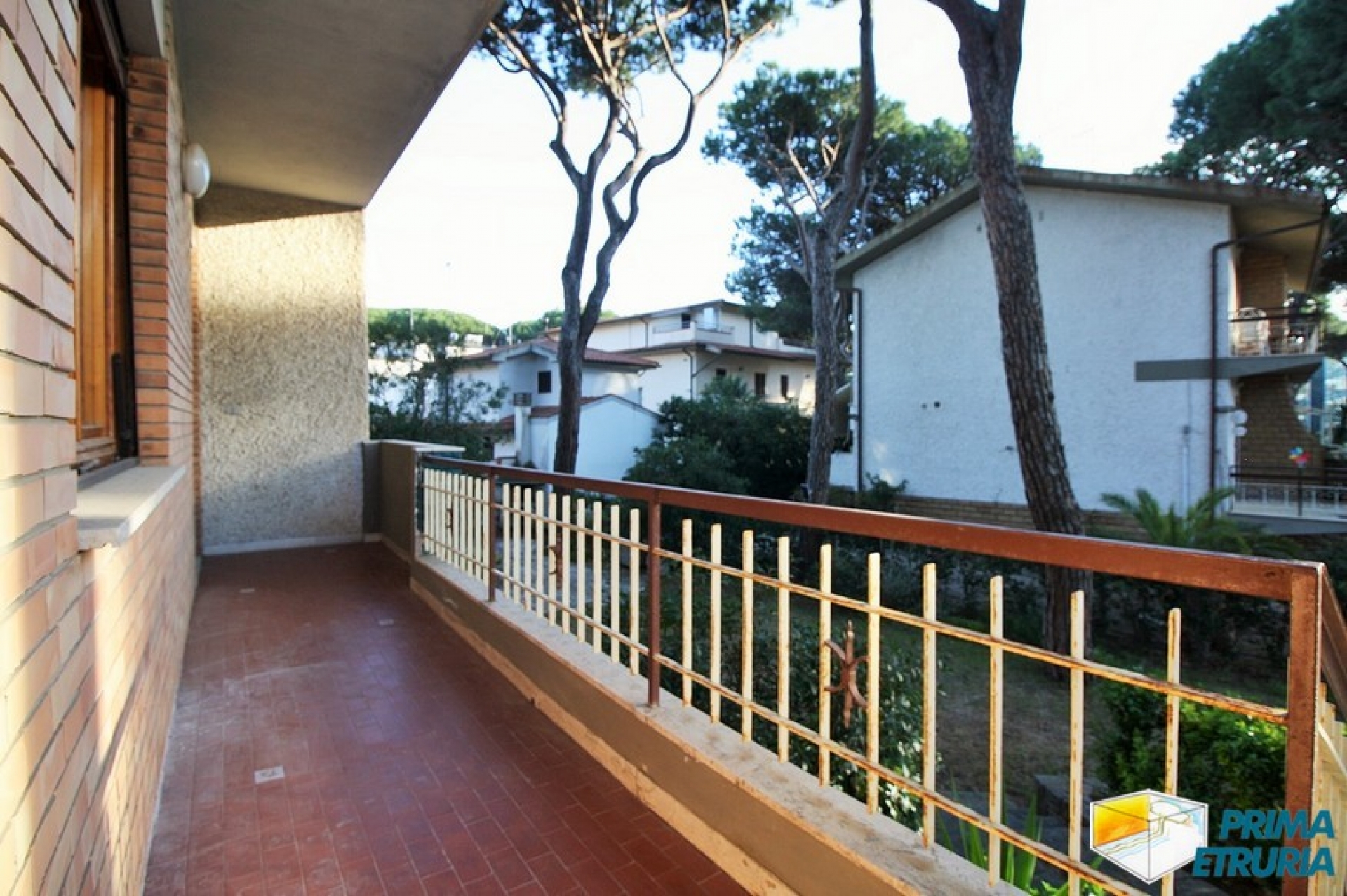 VENDESI VILLA IN BIFAMILIARE CON GIARDINO -ZONA ROSMARINA-