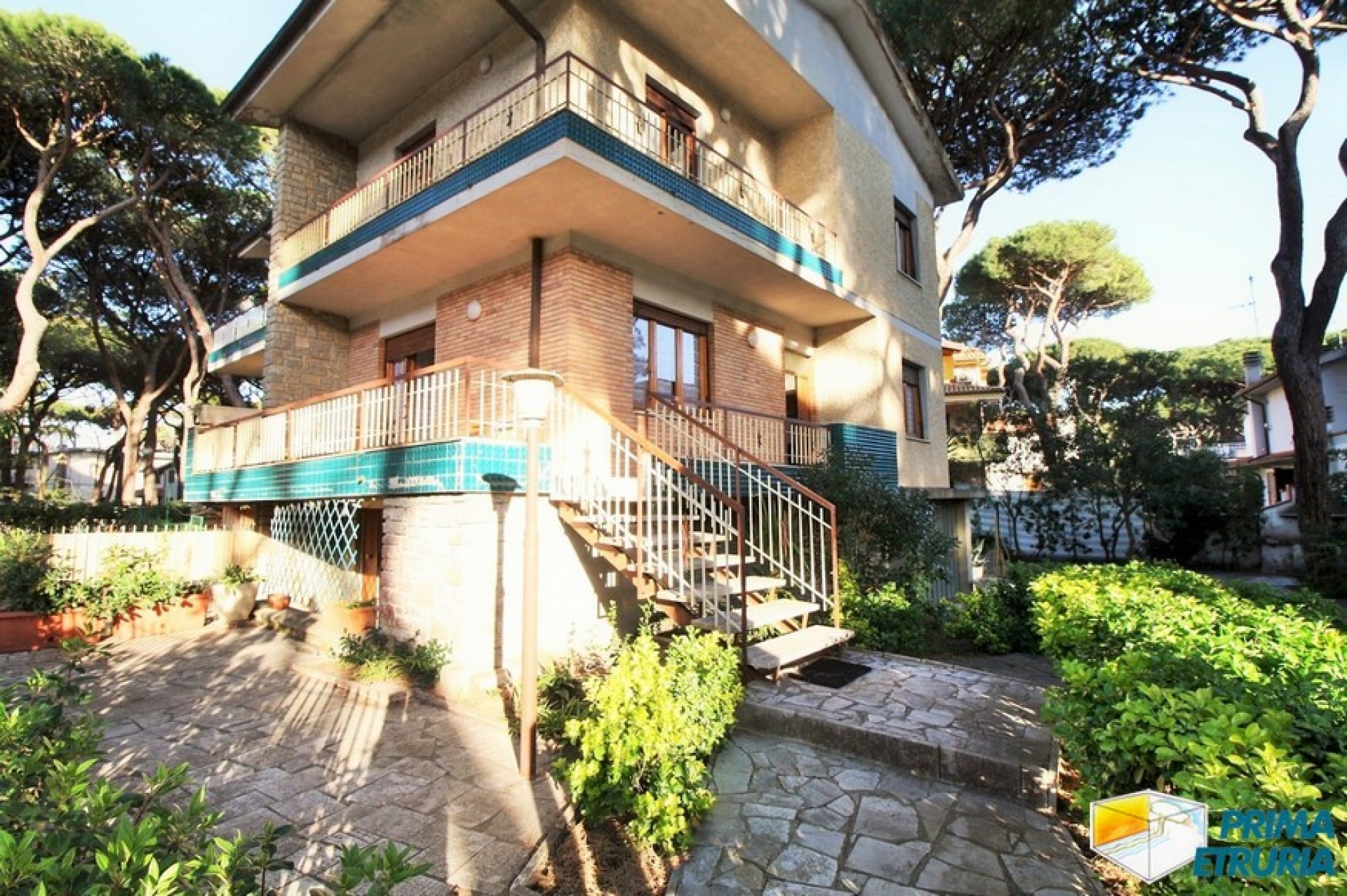 VENDESI VILLA IN BIFAMILIARE CON GIARDINO -ZONA ROSMARINA-