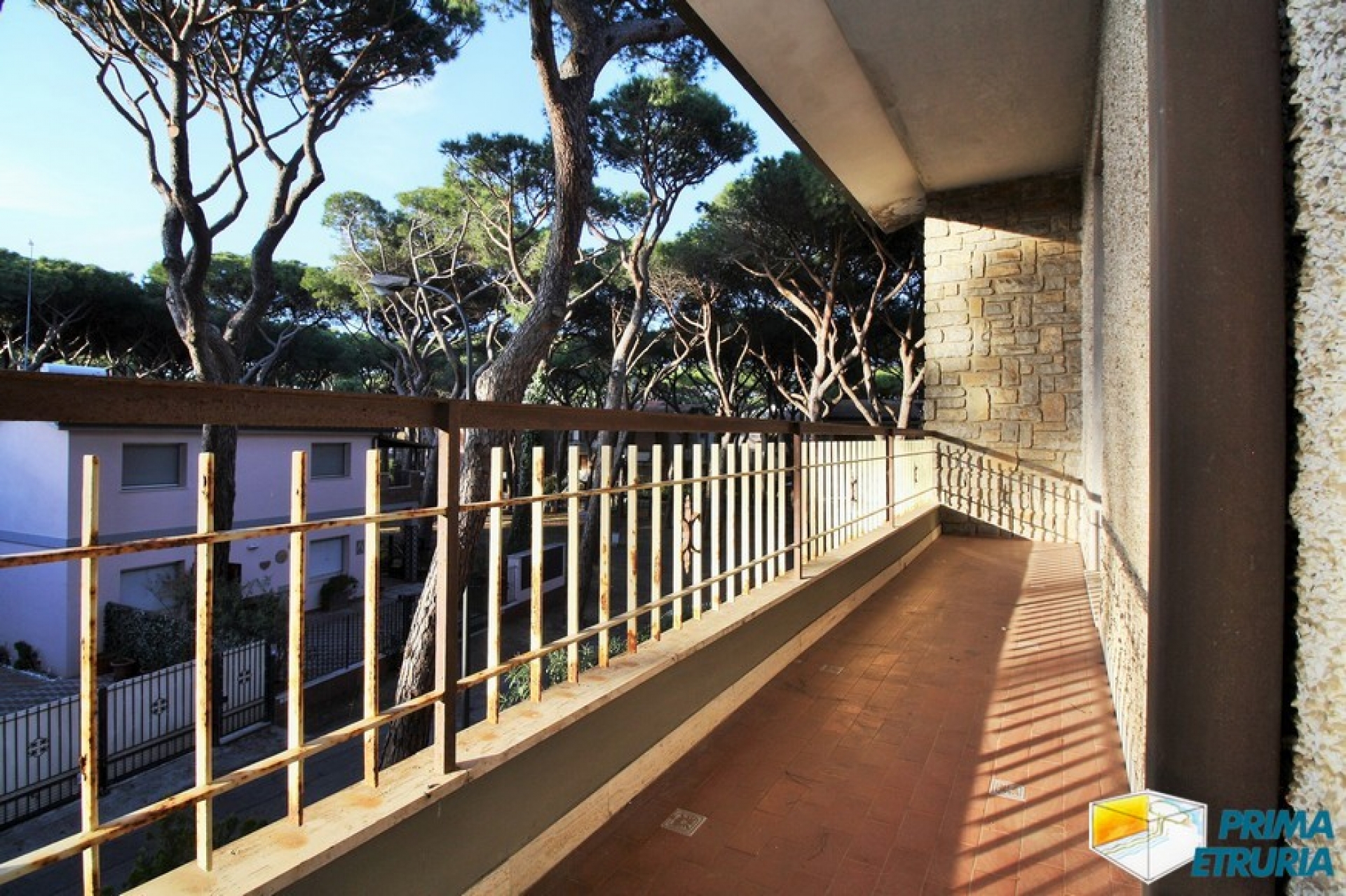 VENDESI VILLA IN BIFAMILIARE CON GIARDINO -ZONA ROSMARINA-