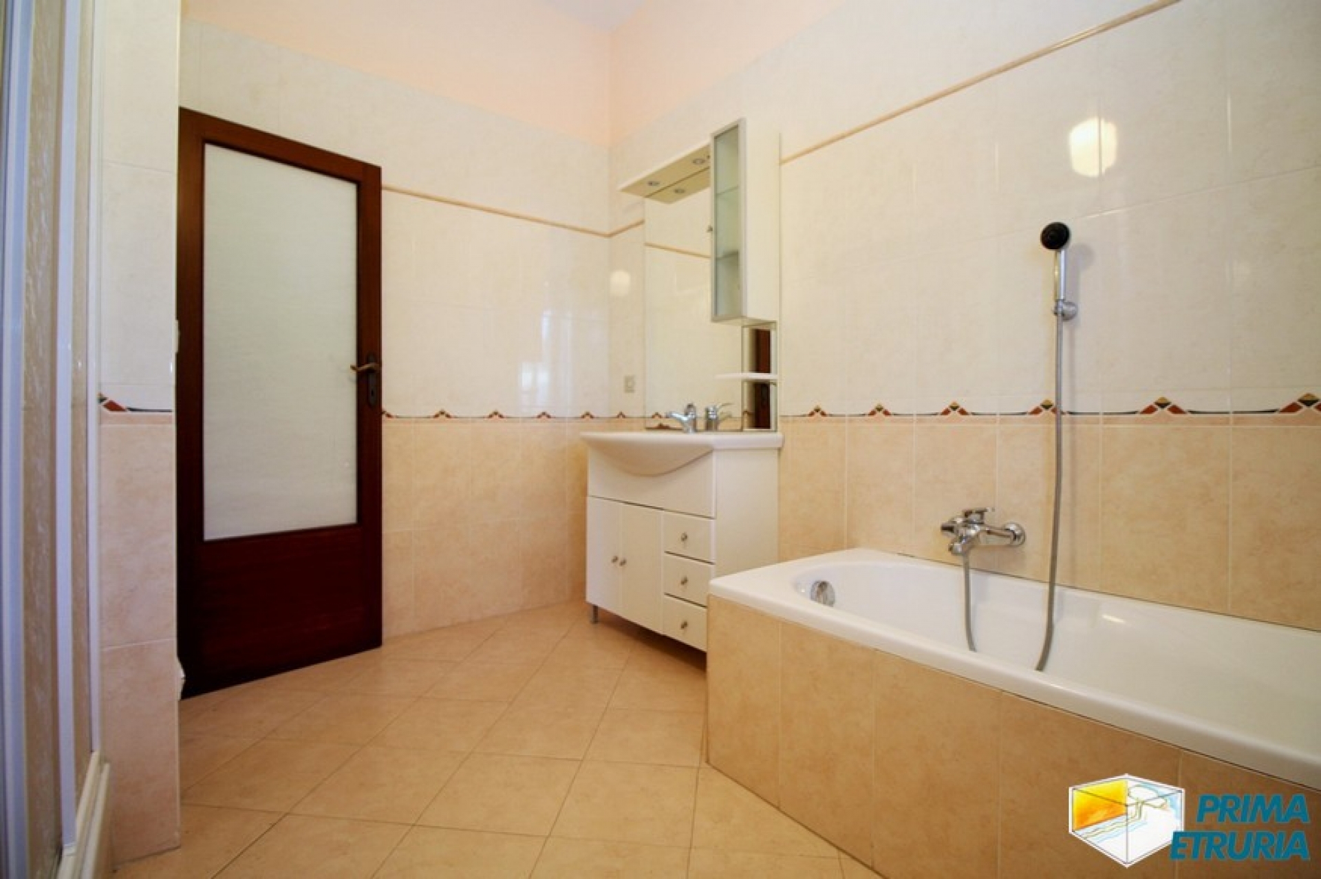 VENDESI VILLA IN BIFAMILIARE CON GIARDINO -ZONA ROSMARINA-