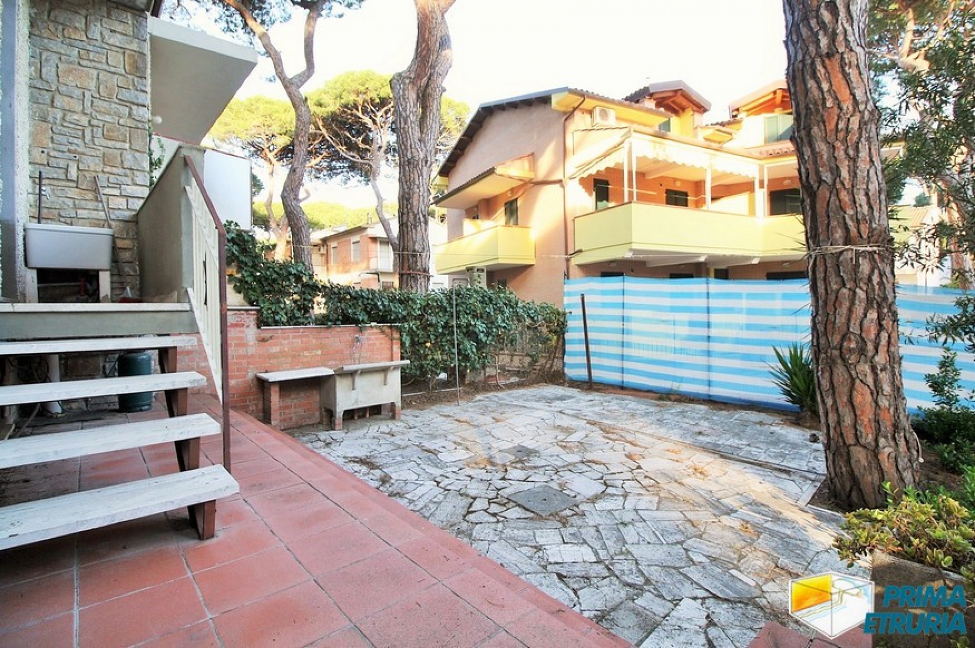VENDESI VILLA IN BIFAMILIARE CON GIARDINO -ZONA ROSMARINA-