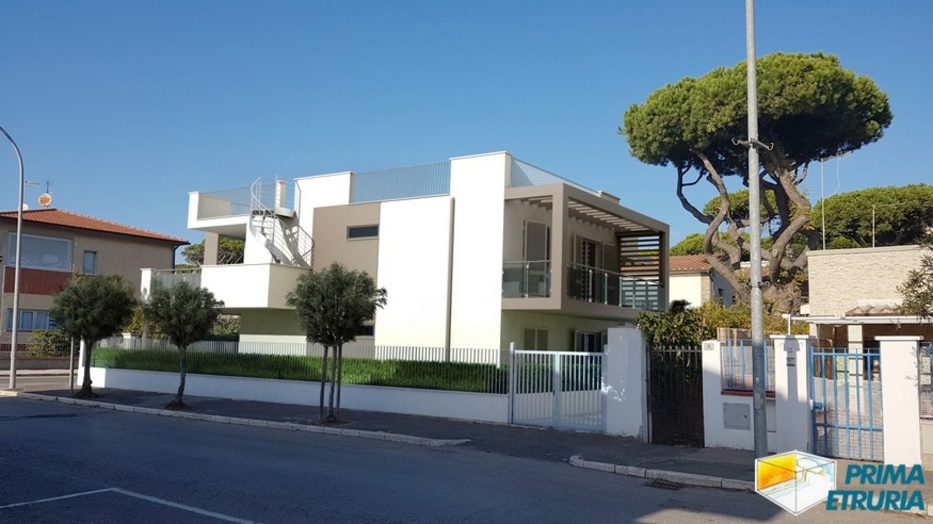 FANTASTICO TRILOCALE CON GIARDINO A DUE PASSI DAL MARE - ZONA ROSMARINA -