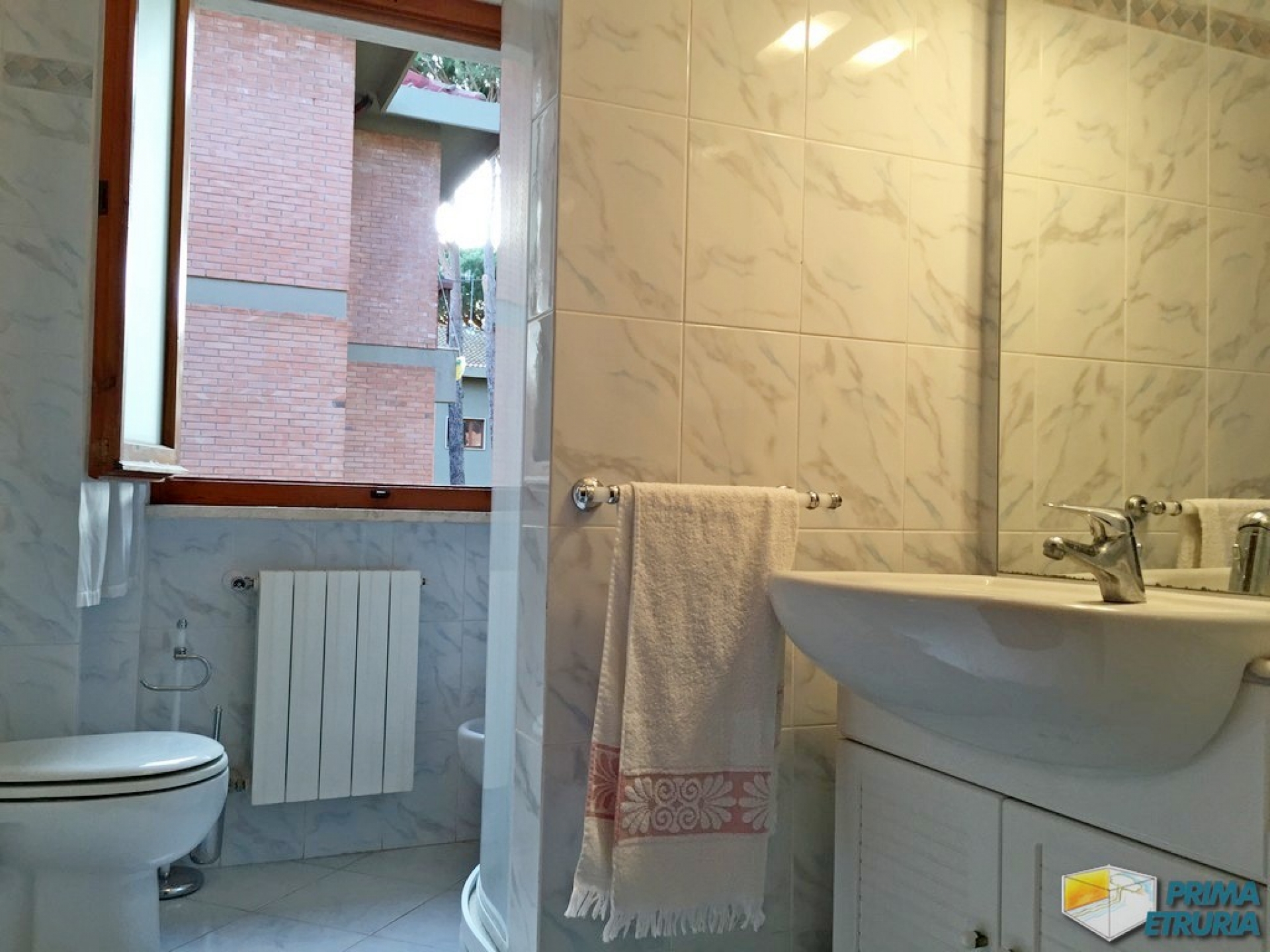 VENDESI TRILOCALE VIA ANICHINI 6 - ZONA CENTRO -