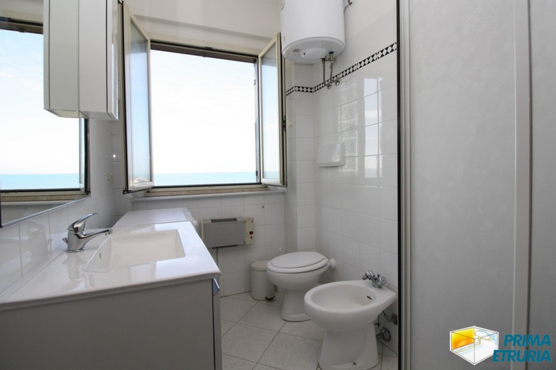 BILOCALE CON FANTASTICA VISTA FRONTE MARE - ZONA CENTRO -