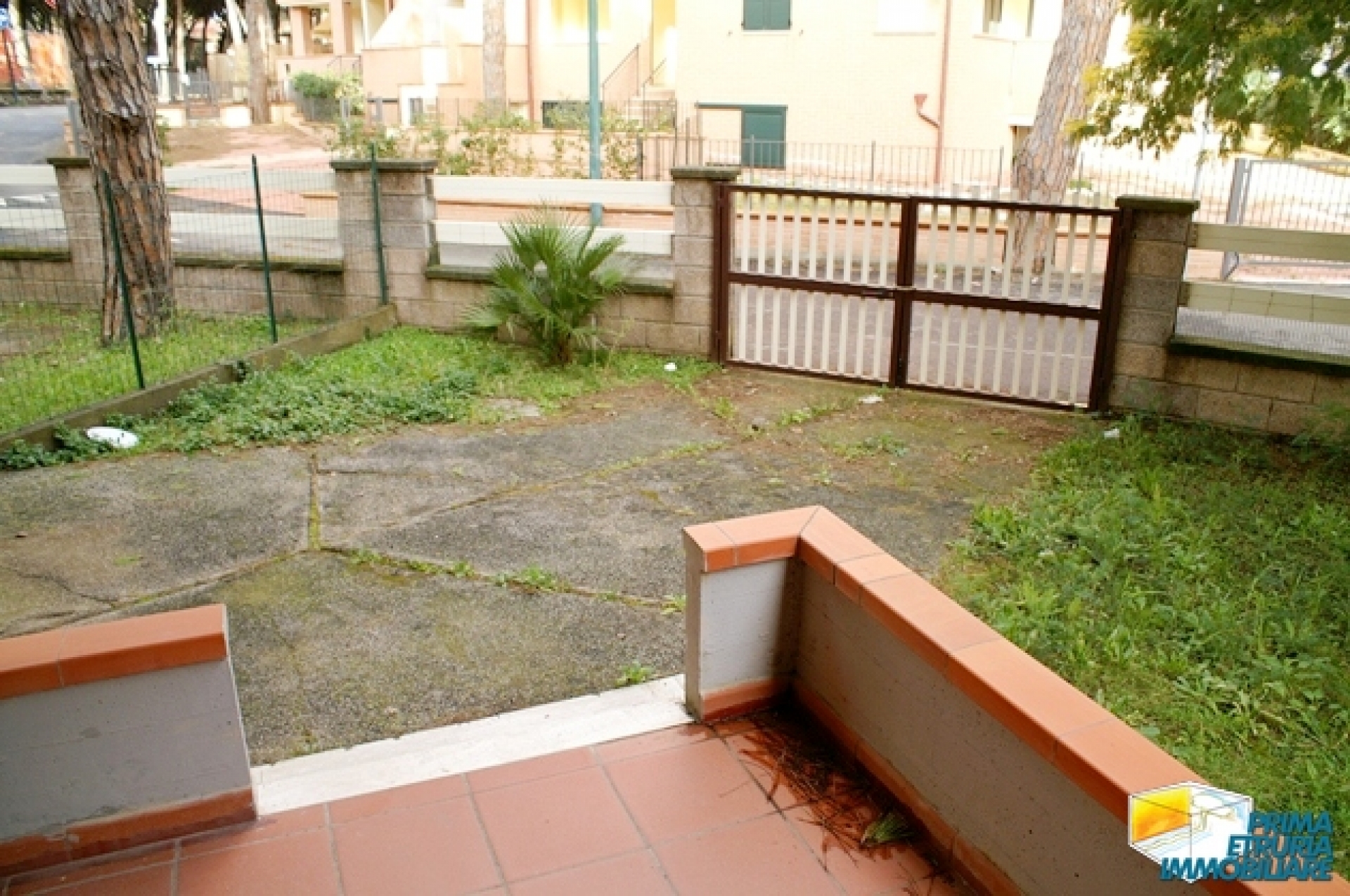 BILOCALE CON AMPIO GIARDINO IN VIA CALA DI FORNO - ZONA ROSMARINA - 