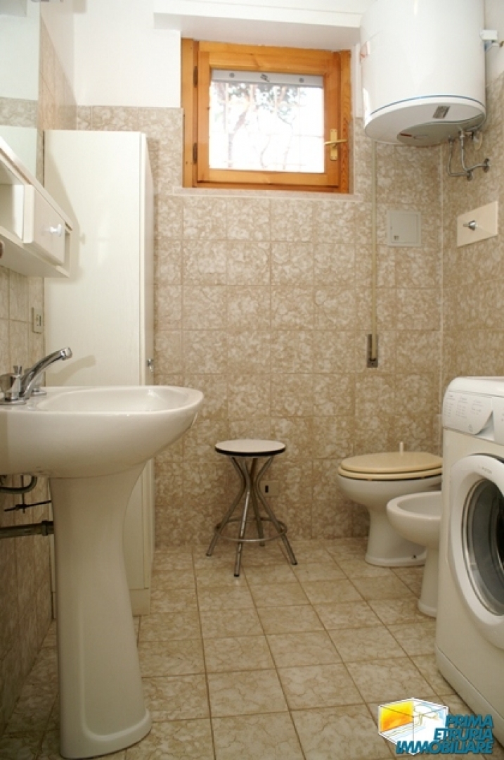 BILOCALE CON AMPIO GIARDINO IN VIA CALA DI FORNO - ZONA ROSMARINA - 
