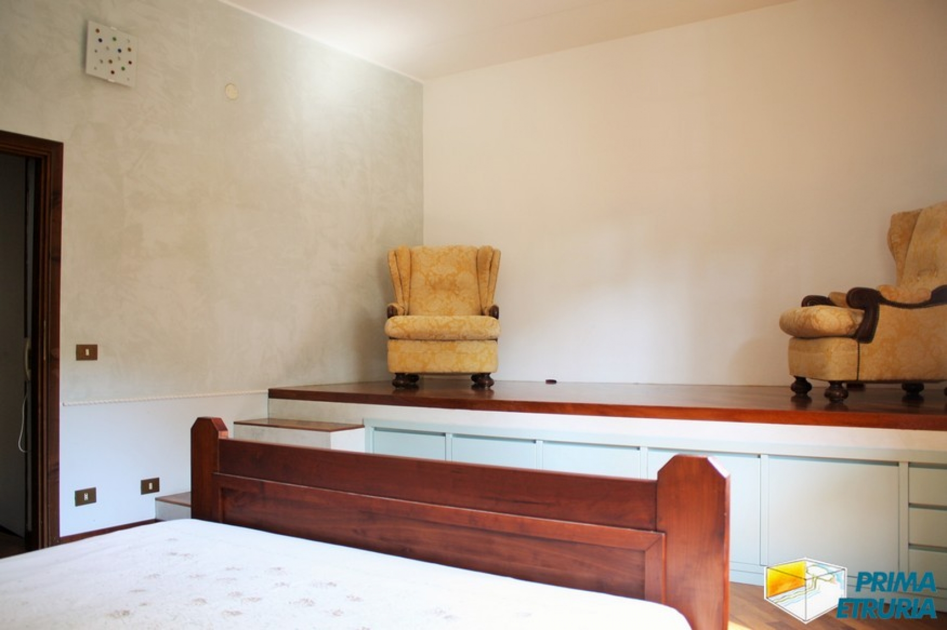 SPLENDIDA VILLA CON AMPIO GIARDINO - ZONA ROSMARINA -
