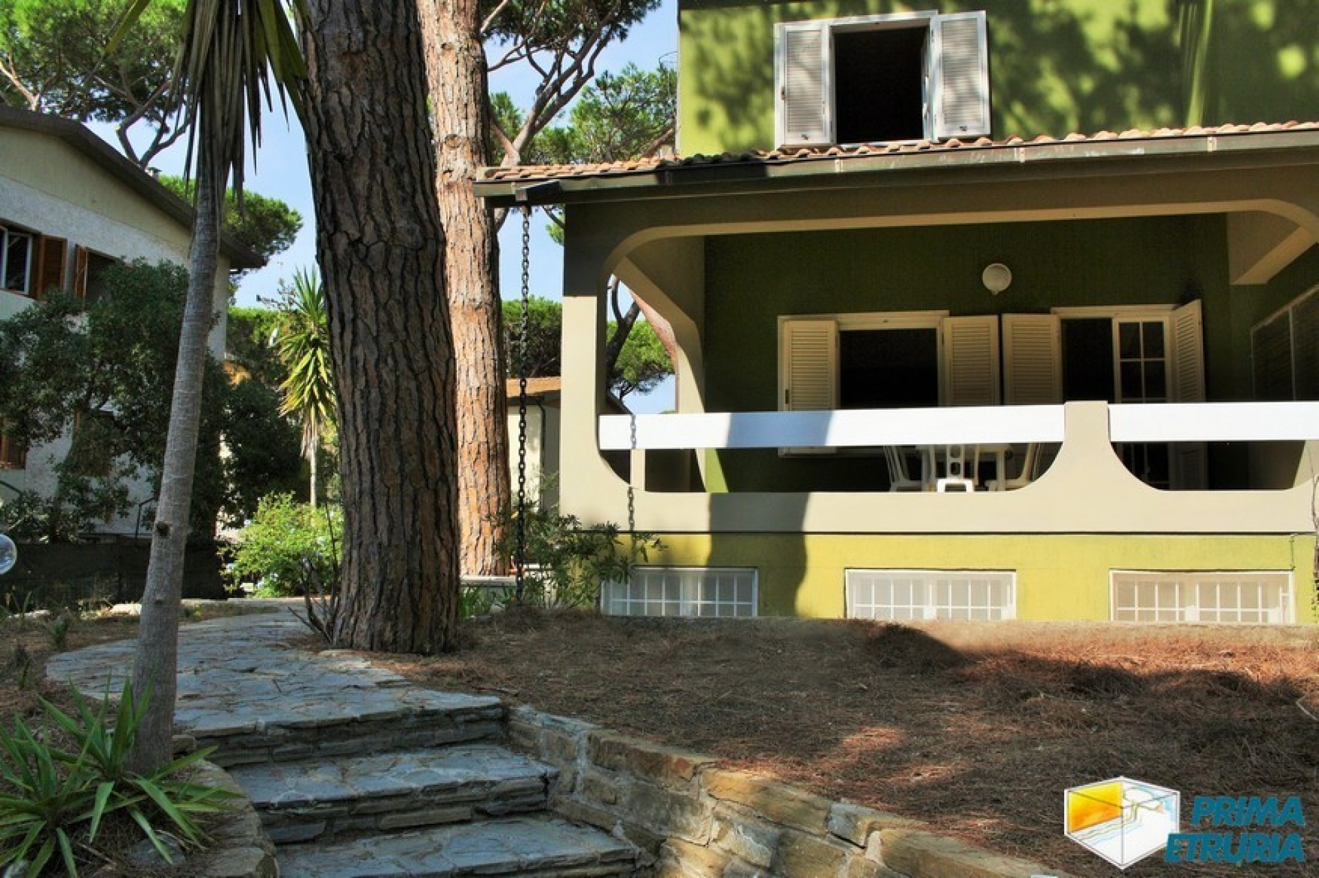 SPLENDIDA VILLA CON AMPIO GIARDINO - ZONA ROSMARINA -