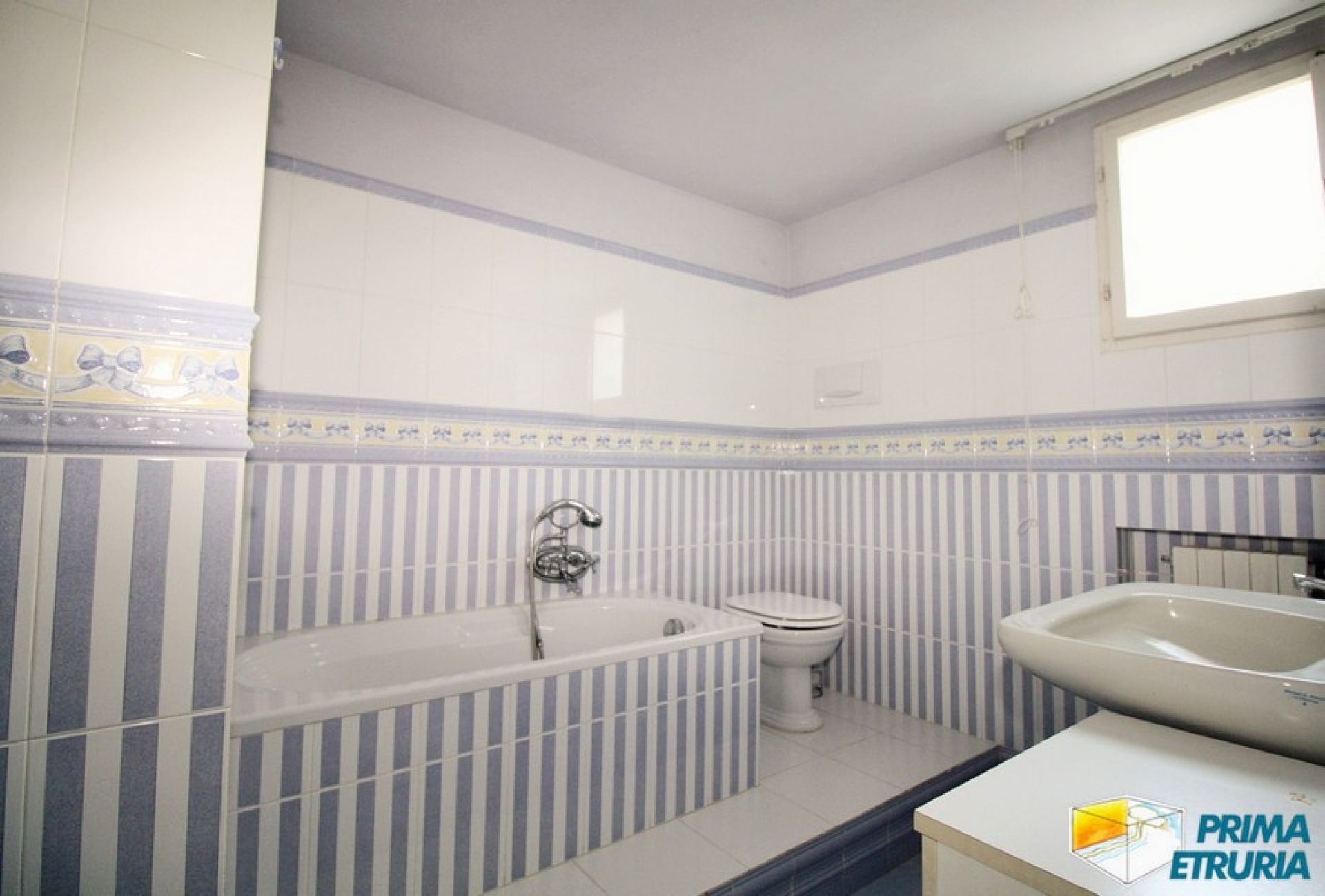 SPLENDIDA VILLA CON AMPIO GIARDINO - ZONA ROSMARINA -