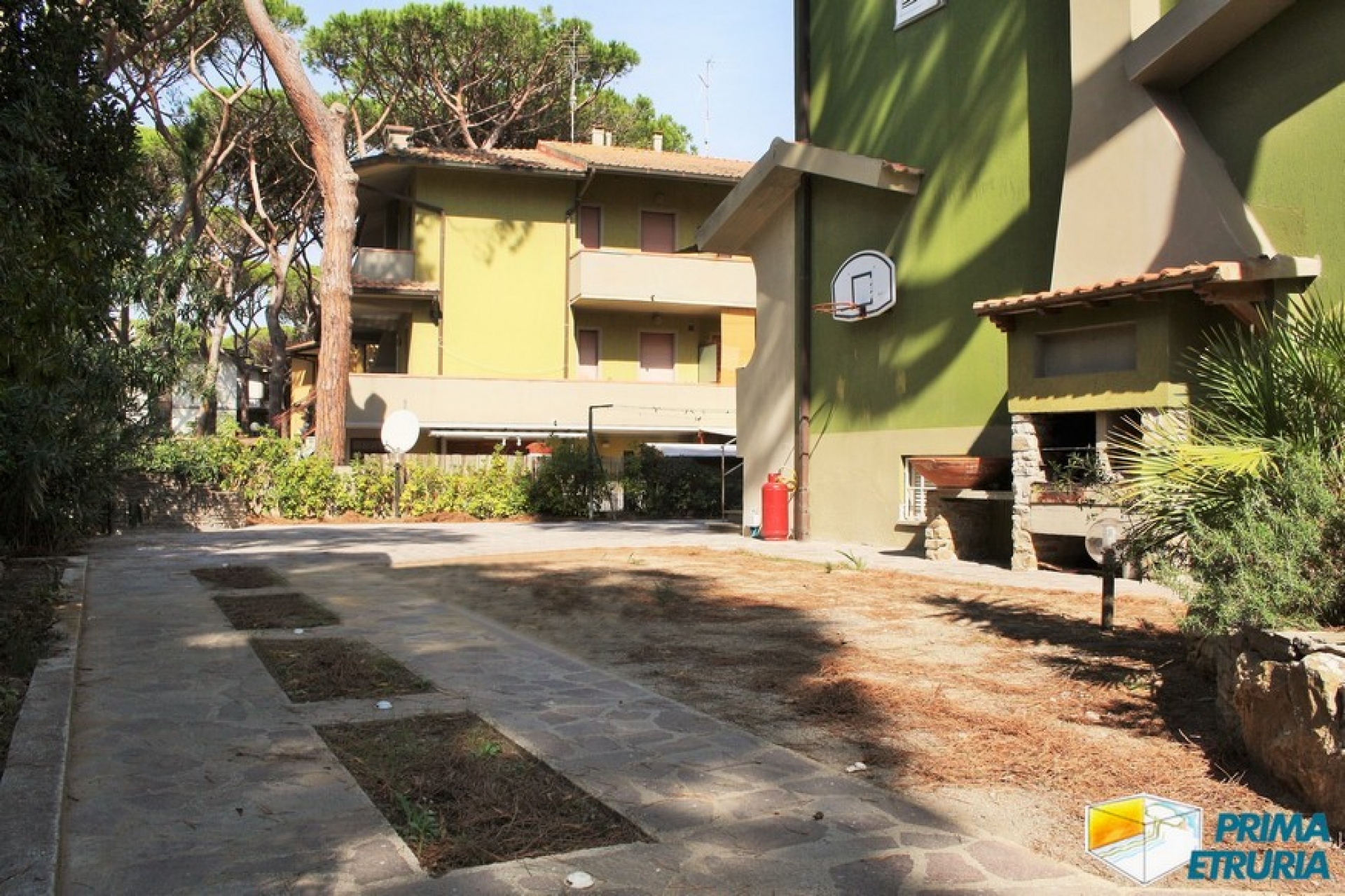 SPLENDIDA VILLA CON AMPIO GIARDINO - ZONA ROSMARINA -