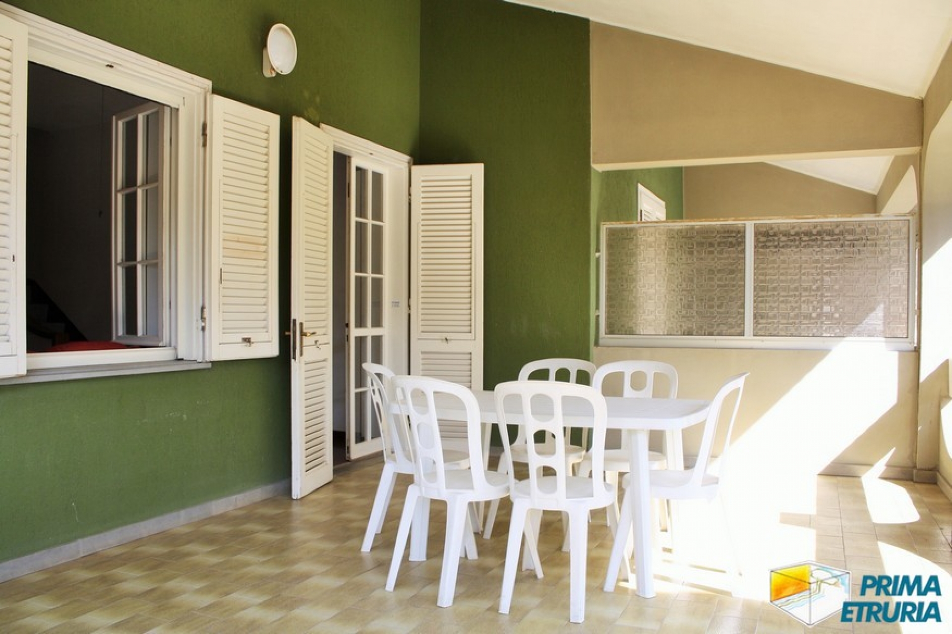 SPLENDIDA VILLA CON AMPIO GIARDINO - ZONA ROSMARINA -
