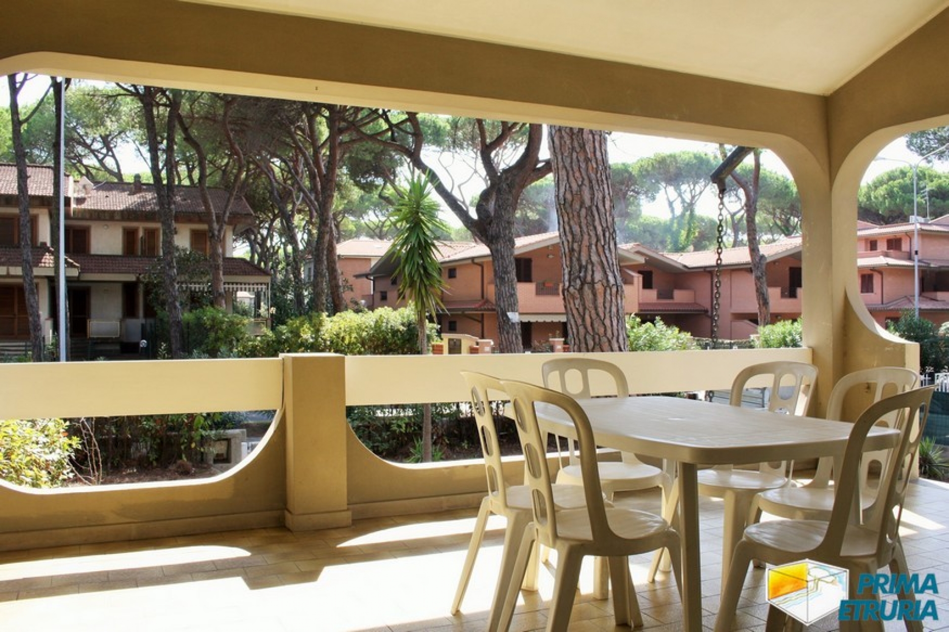 SPLENDIDA VILLA CON AMPIO GIARDINO - ZONA ROSMARINA -