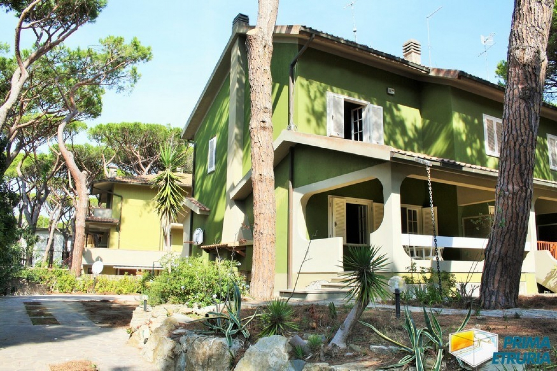 SPLENDIDA VILLA CON AMPIO GIARDINO - ZONA ROSMARINA -