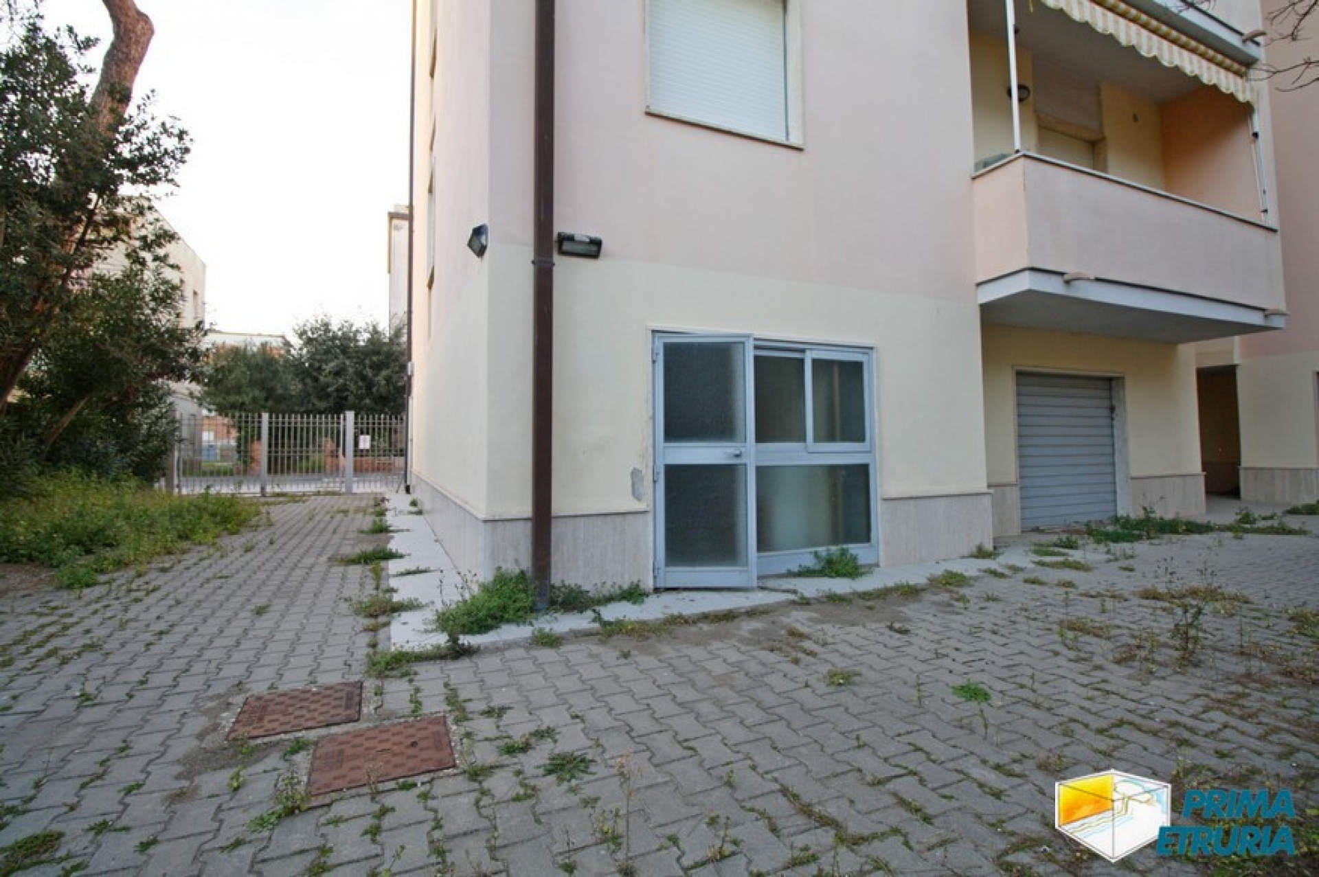 QUADRILOCALE CON POSTO AUTO E MONOLOCALE CONDONATO - ZONA CENTRO - 