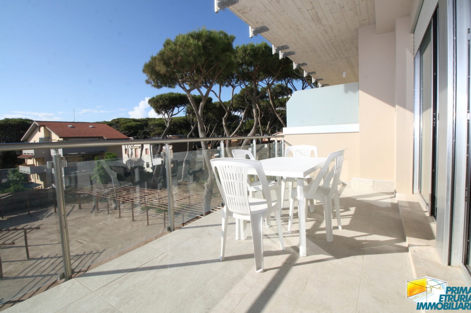 BILOCALE RISTRUTTURATO CON BELLISSIMA VISTA SUL MARE - ZONA ROSMARINA 