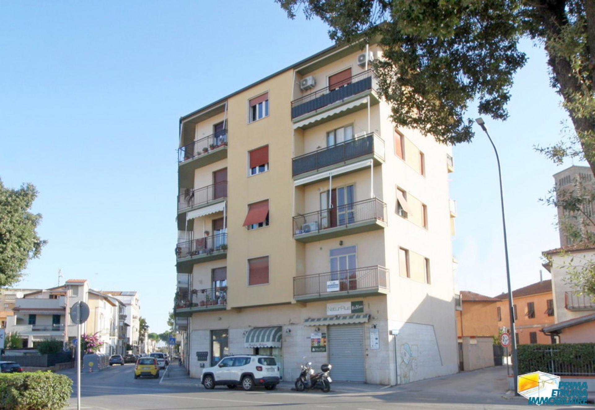 LUMINOSO E AMPIO APPARTAMENTO POSTO AL PRIMO PIANO CON TERRAZZO