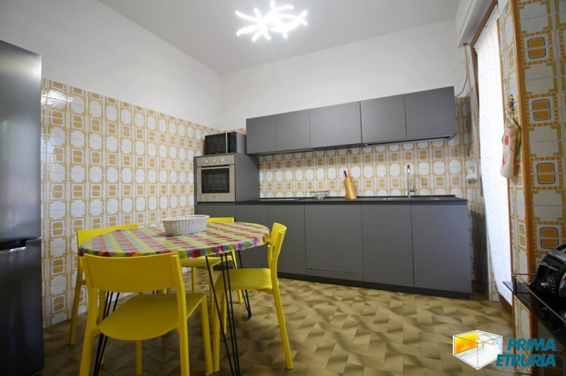 AMPIO TRILOCALE CON GARAGE E POSTO AUTO - ZONA CENTRO -