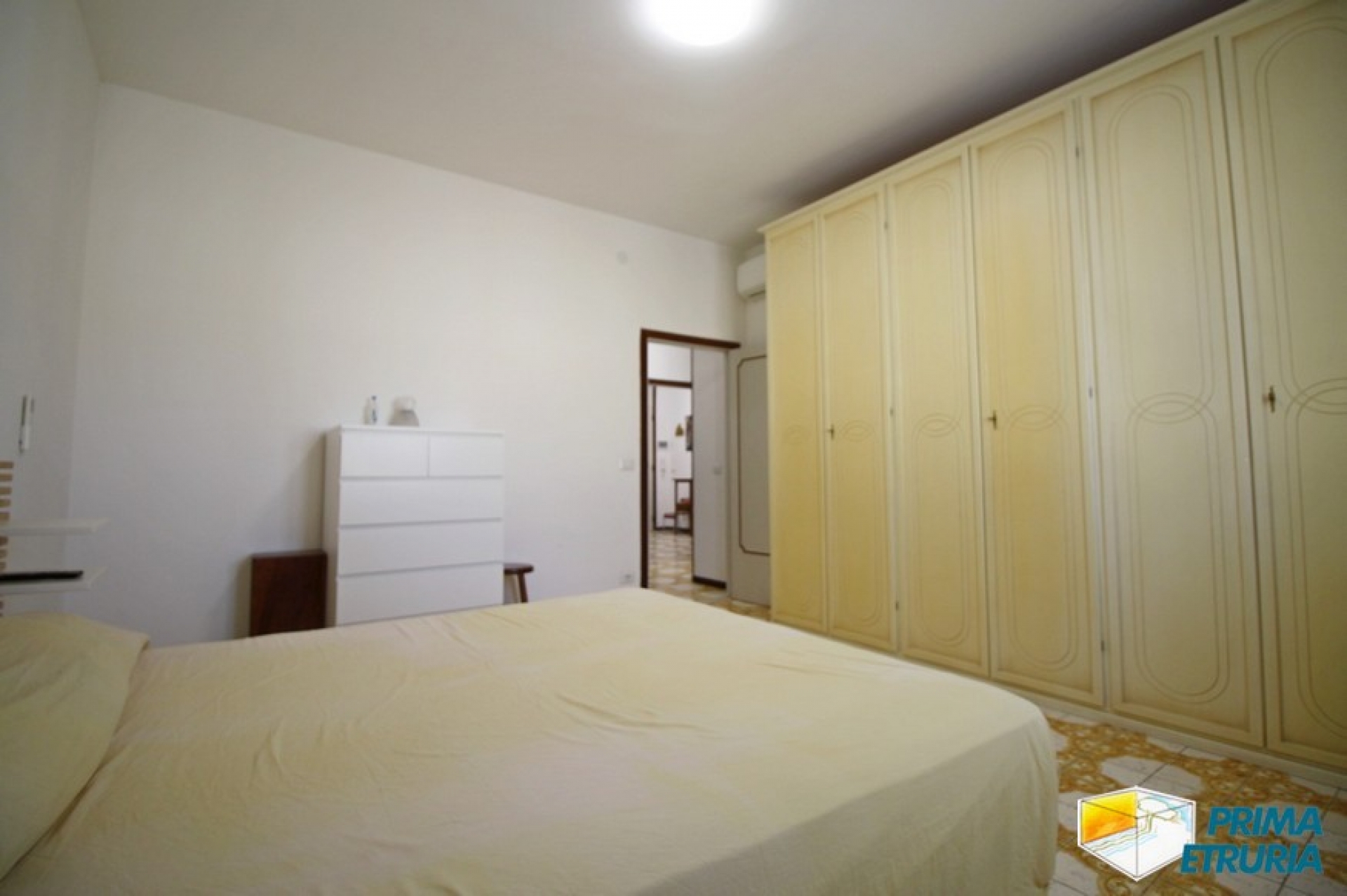 AMPIO TRILOCALE CON GARAGE E POSTO AUTO - ZONA CENTRO -