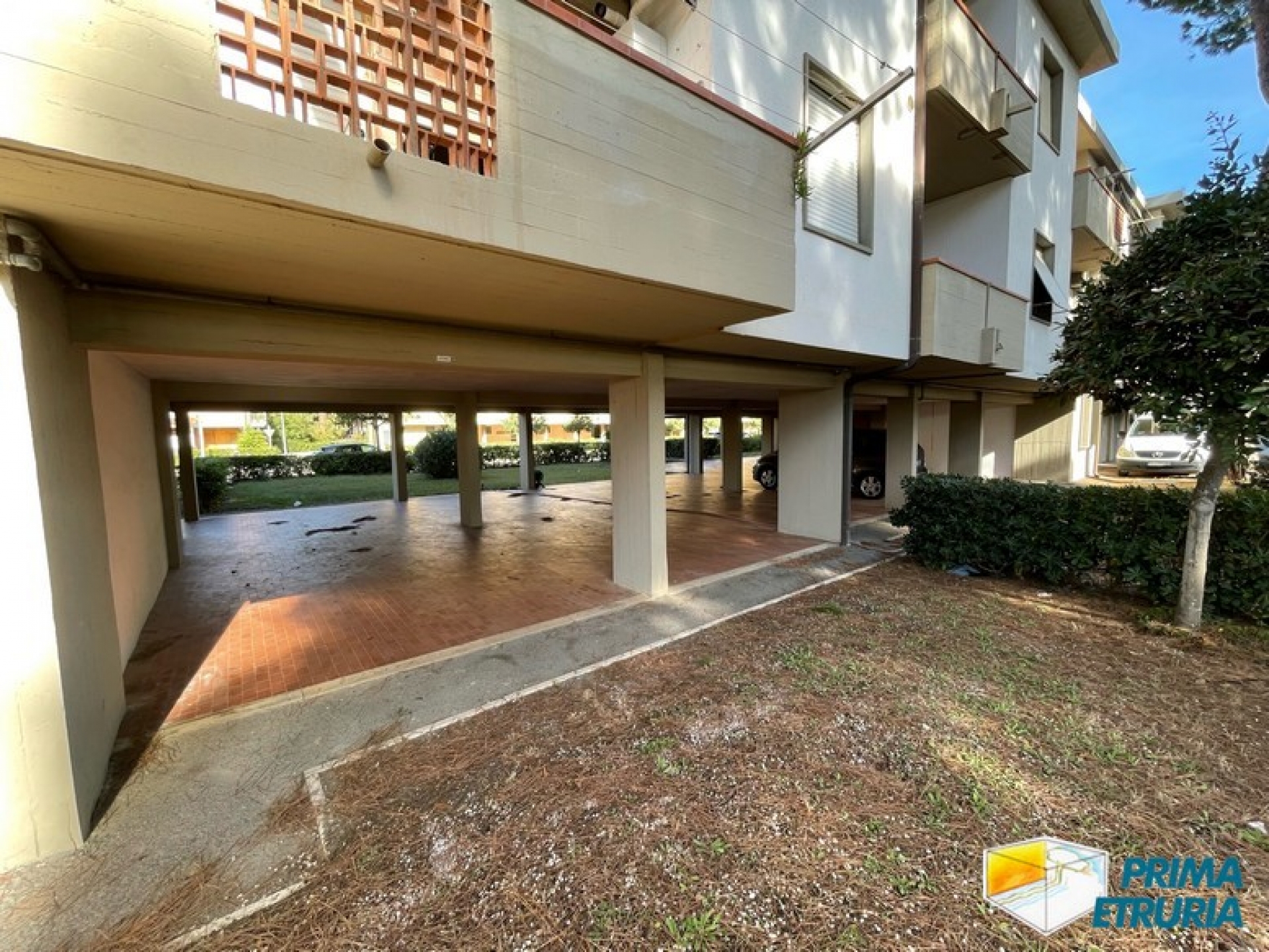 AMPIO TRILOCALE CON GARAGE E POSTO AUTO - ZONA CENTRO -