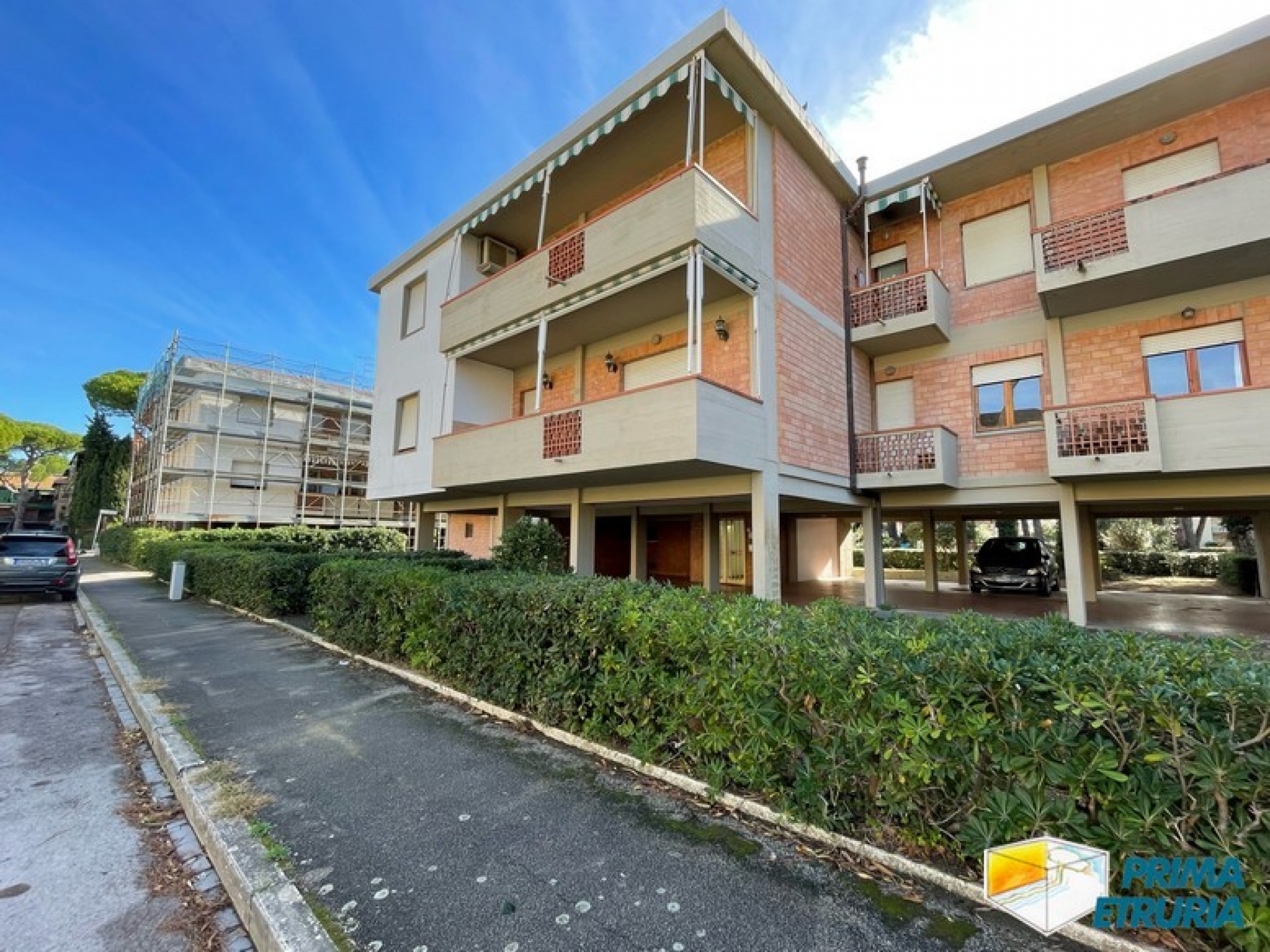 AMPIO TRILOCALE CON GARAGE E POSTO AUTO - ZONA CENTRO -