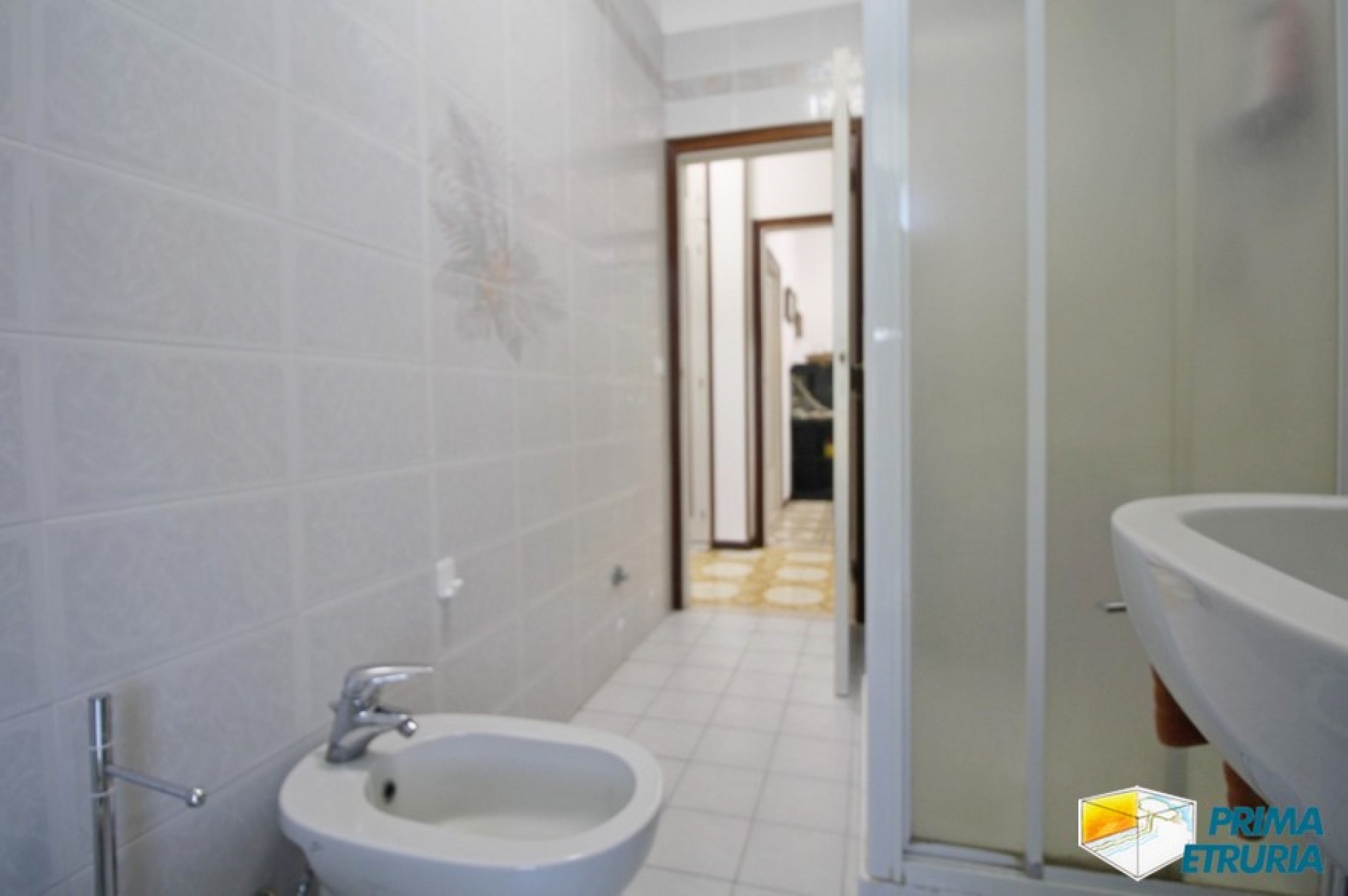 AMPIO TRILOCALE CON GARAGE E POSTO AUTO - ZONA CENTRO -
