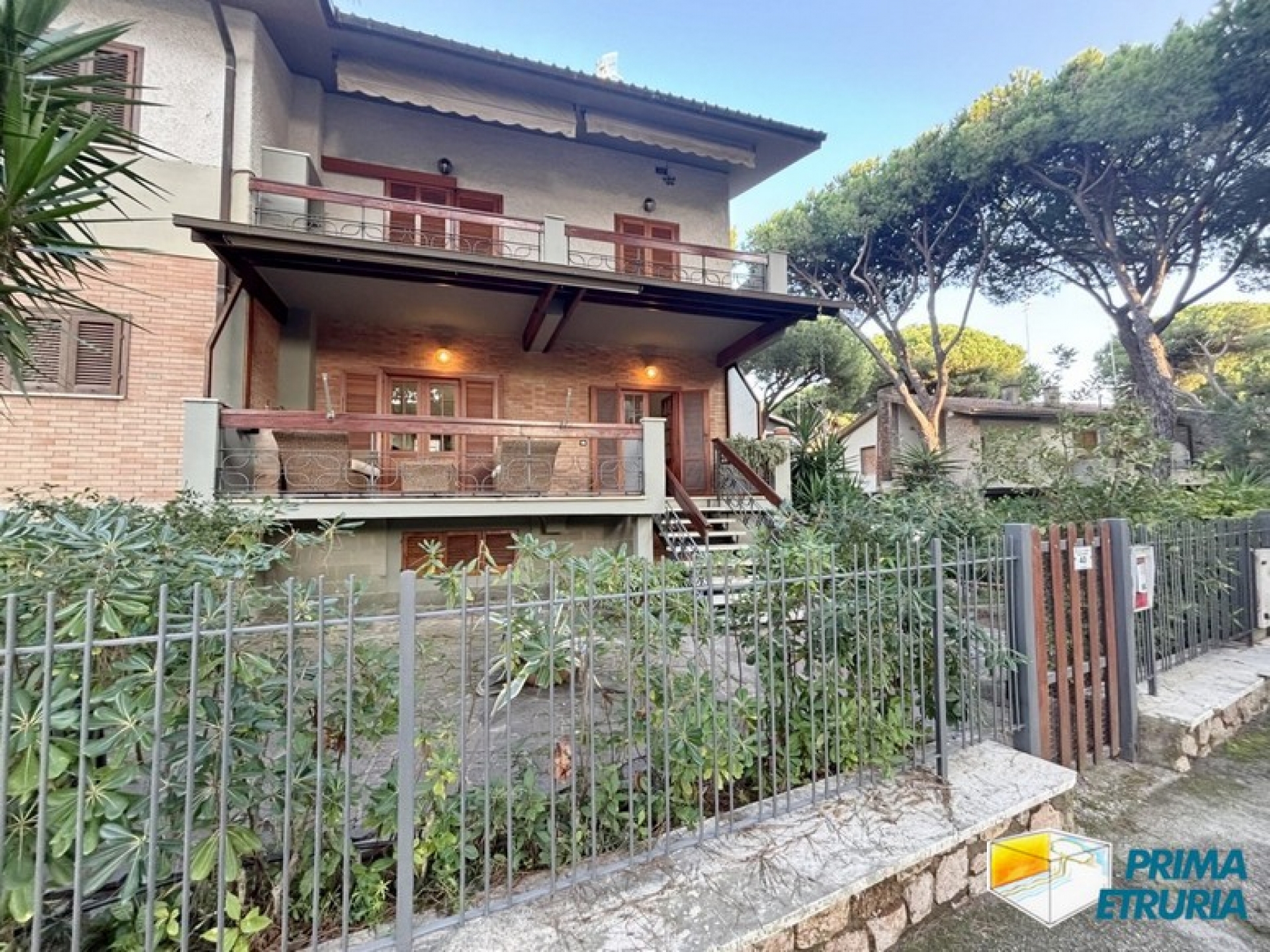 Eleganza e Comfort: Villa Trifamiliare Vicino alla Spiaggia - ZONA ROSMARINA -