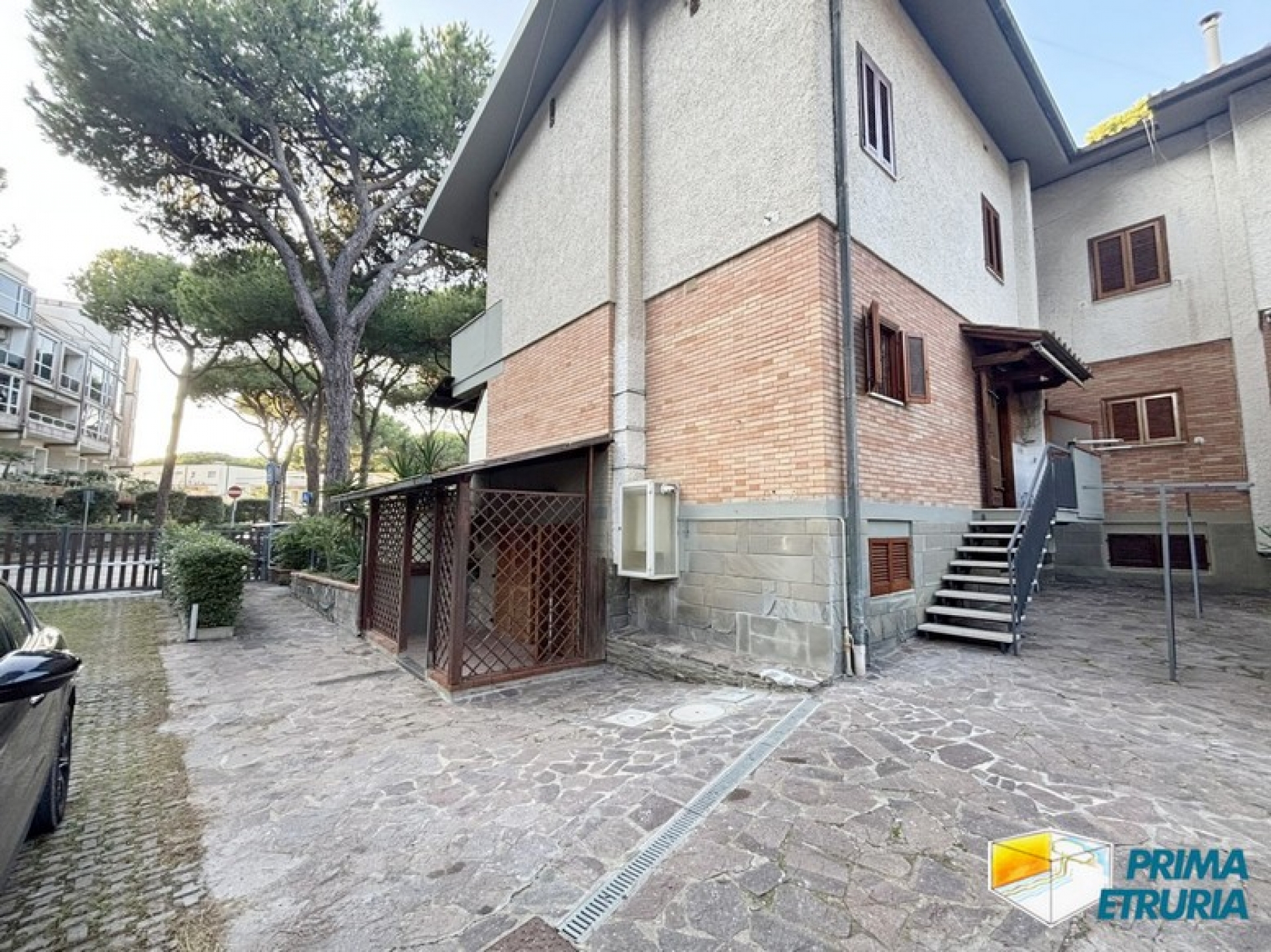 Eleganza e Comfort: Villa Trifamiliare Vicino alla Spiaggia - ZONA ROSMARINA -