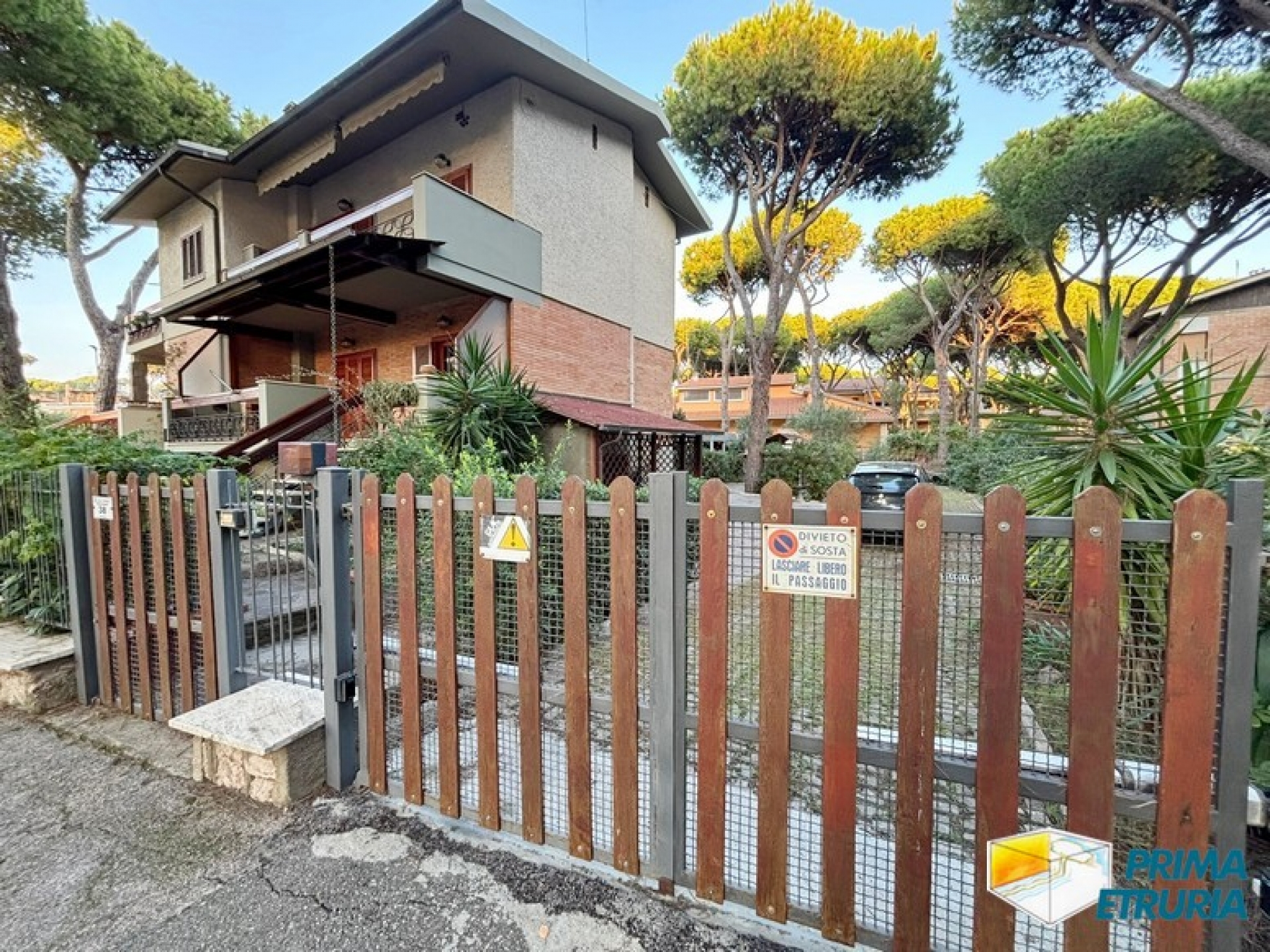 Eleganza e Comfort: Villa Trifamiliare Vicino alla Spiaggia - ZONA ROSMARINA -