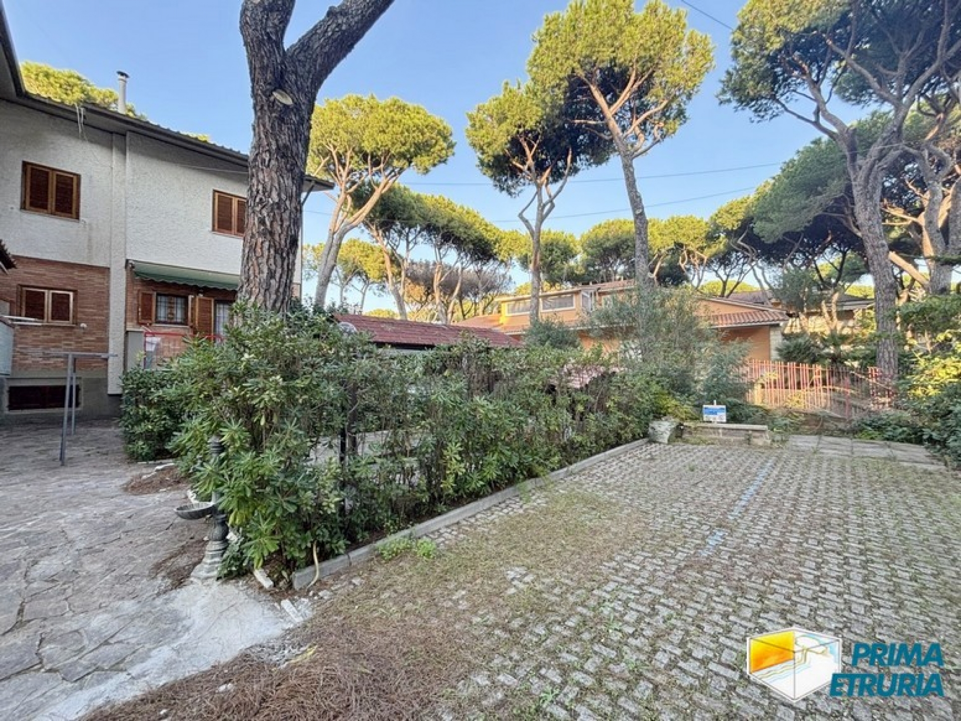 Eleganza e Comfort: Villa Trifamiliare Vicino alla Spiaggia - ZONA ROSMARINA -