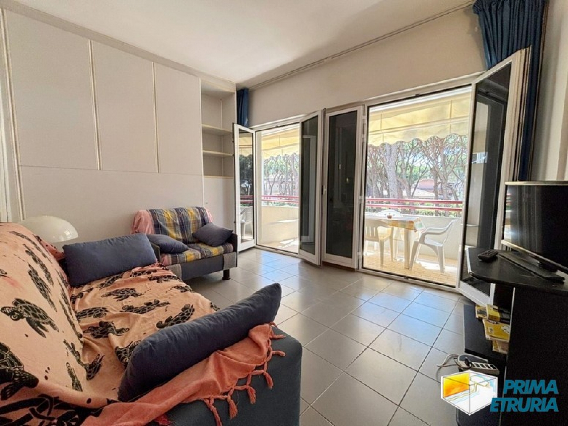 Monolocale con ampio terrazzo a 100 metri dal mare - ZONA ROSMARINA -