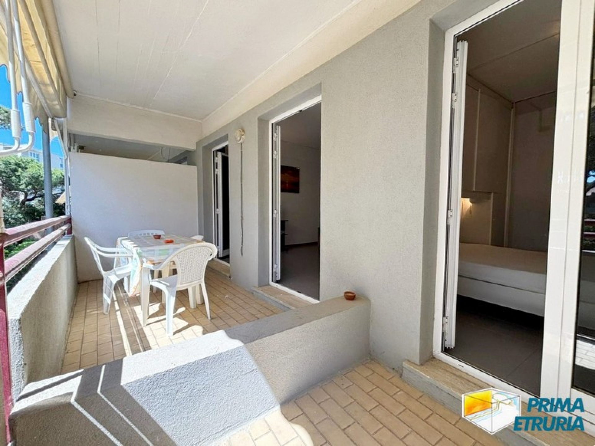 Monolocale con ampio terrazzo a 100 metri dal mare - ZONA ROSMARINA -