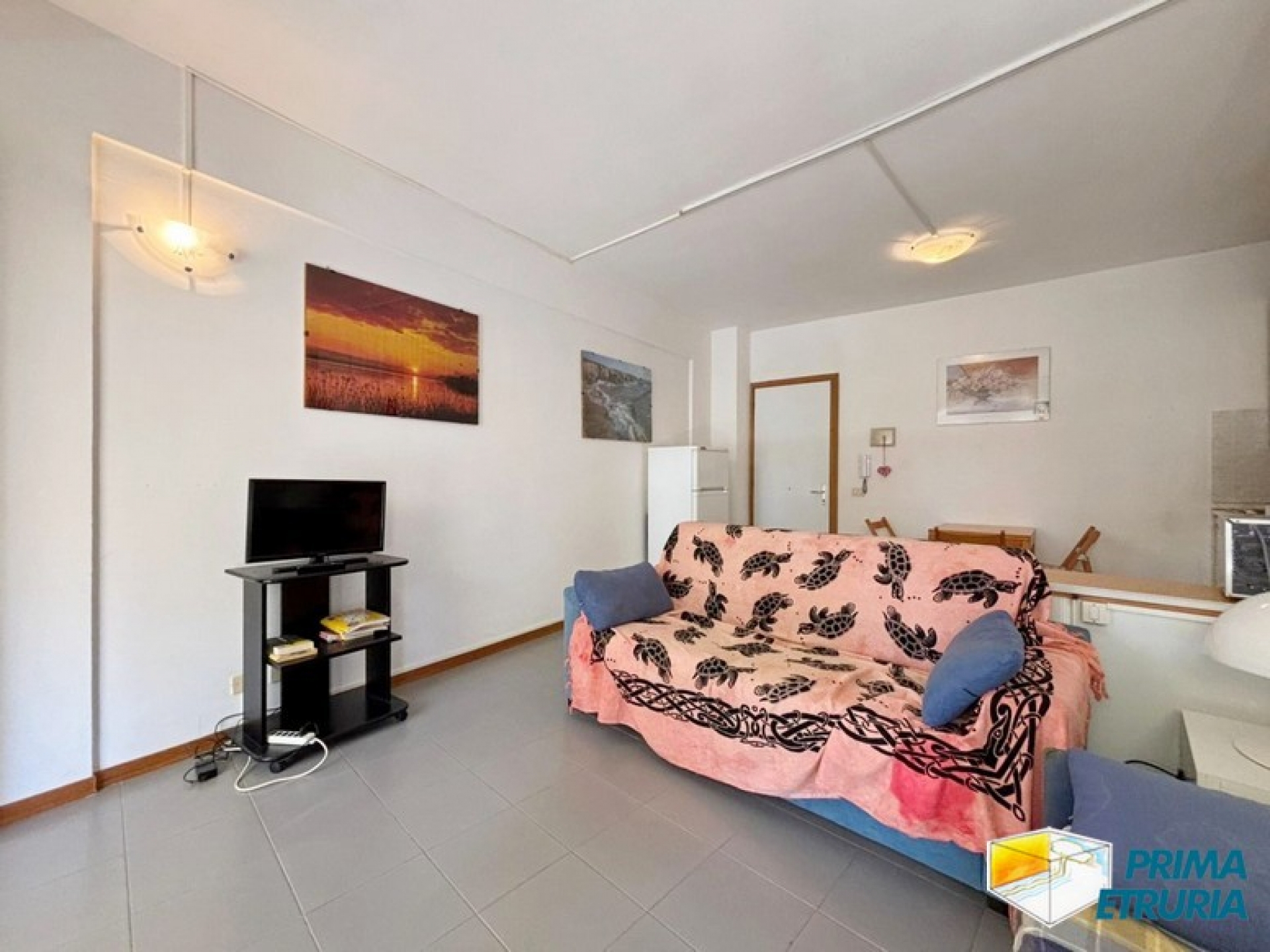 Monolocale con ampio terrazzo a 100 metri dal mare - ZONA ROSMARINA -