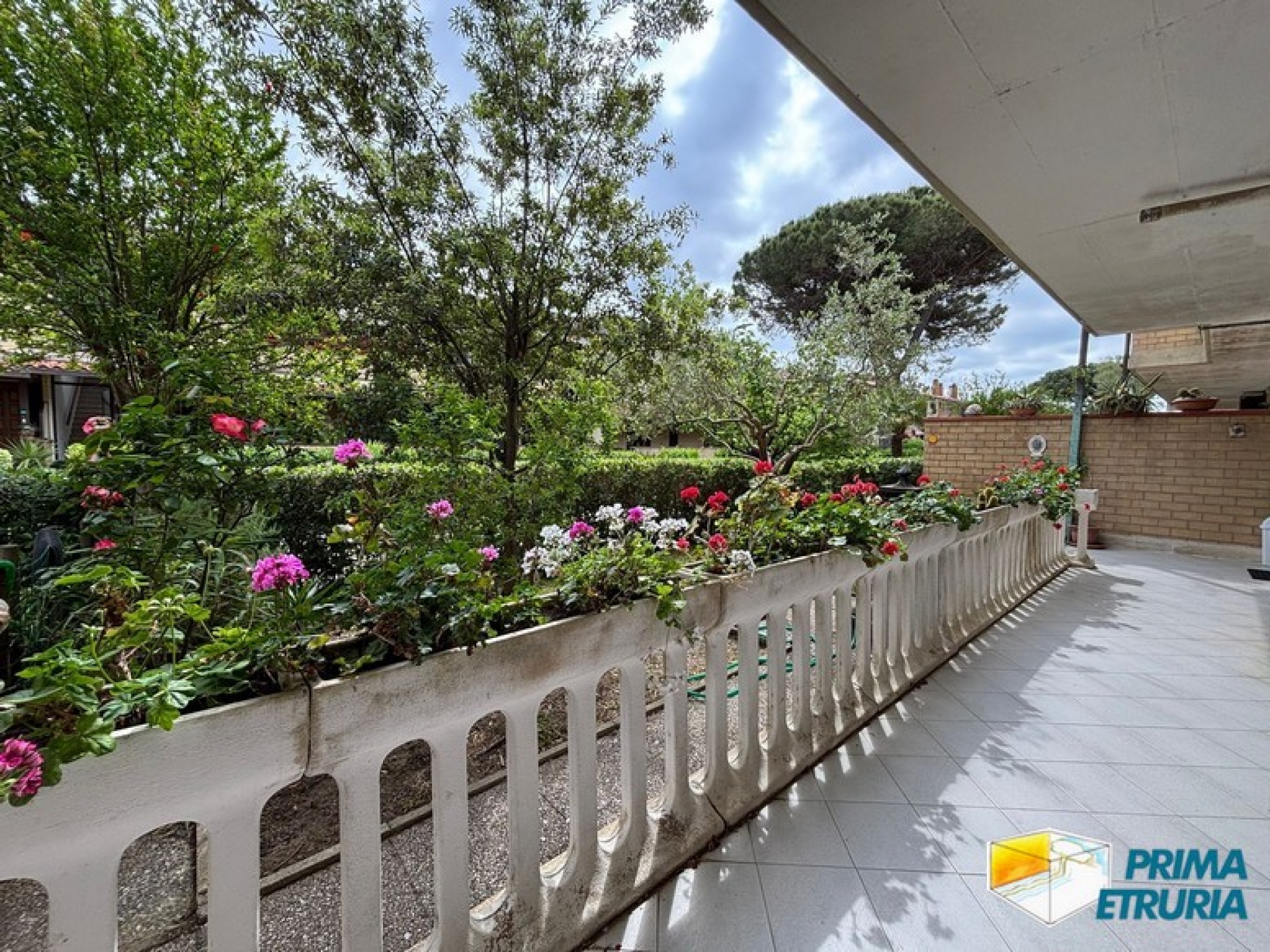 Ampio appartamento con giardino privato e veranda coperta a pochi passi dal mare - ZONA TOMBOLO - - MARINA DI GROSSETO