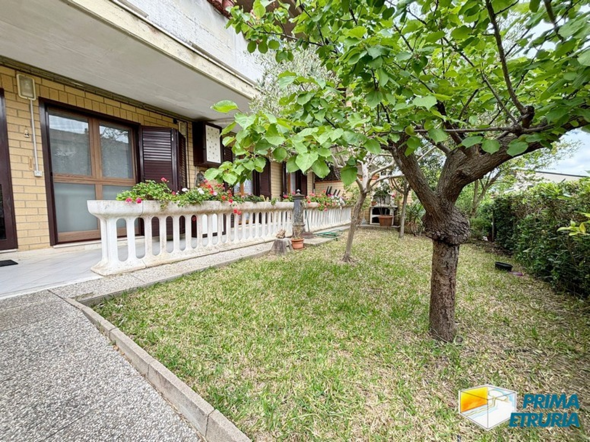 Ampio appartamento con giardino privato e veranda coperta a pochi passi dal mare - ZONA TOMBOLO - - MARINA DI GROSSETO