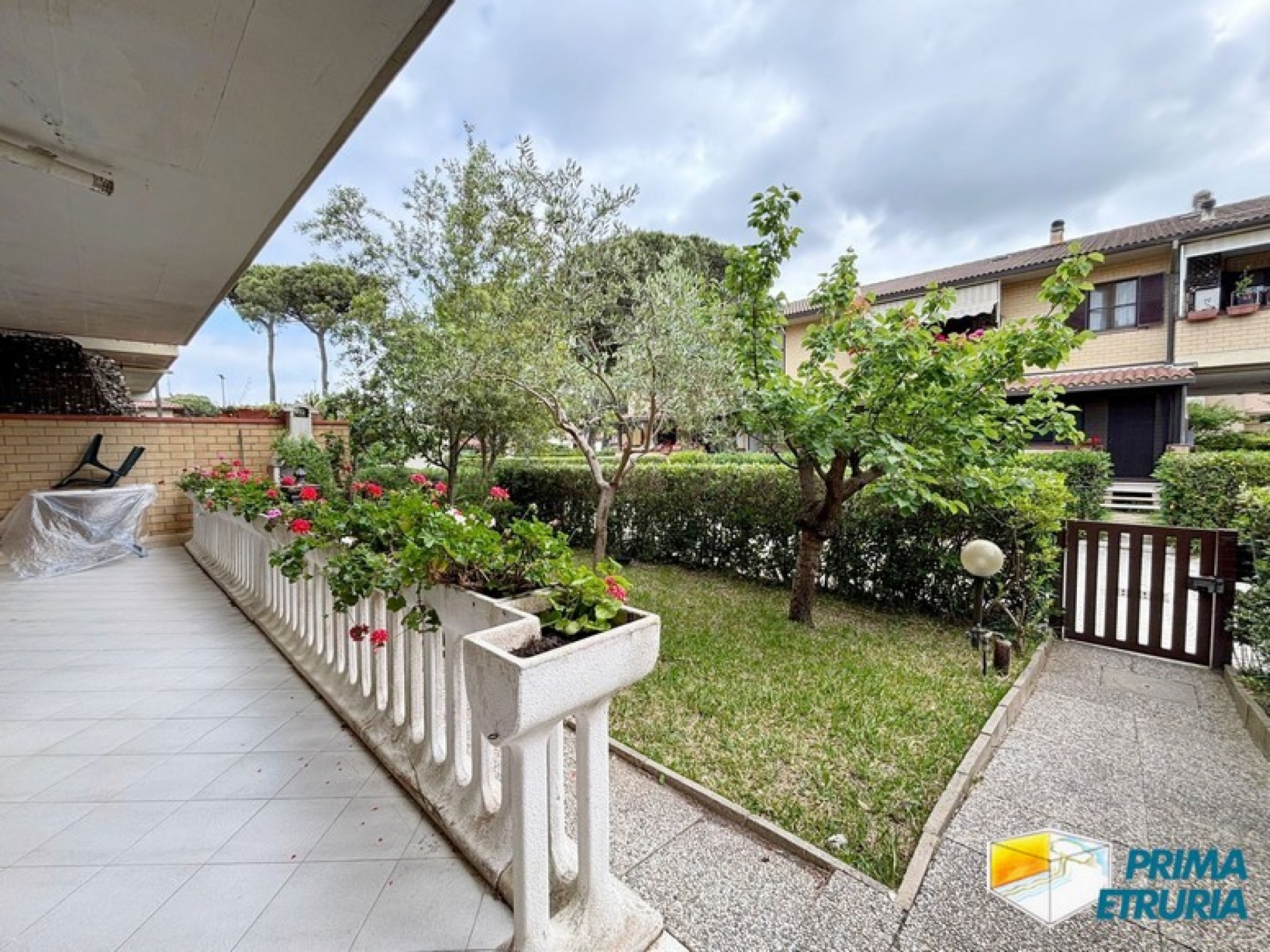 Ampio appartamento con giardino privato e veranda coperta a pochi passi dal mare - ZONA TOMBOLO - - MARINA DI GROSSETO