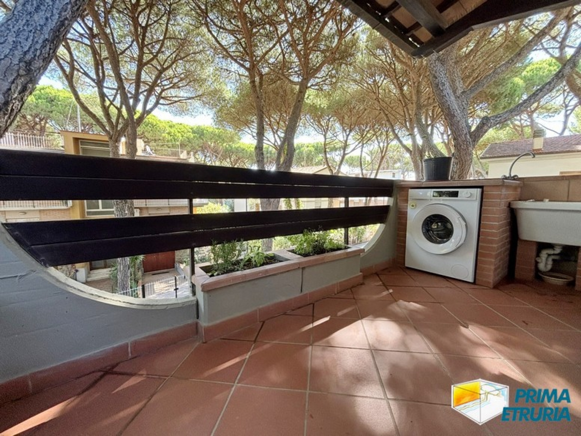 Luminoso trilocale con splendida terrazza nella pineta di Rosmarina - ZONA ROSMARINA -