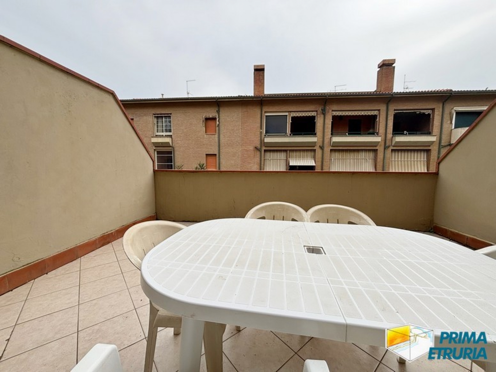 TRILOCALE CON AMPIA TERRAZZA - ZONA CENTRO -