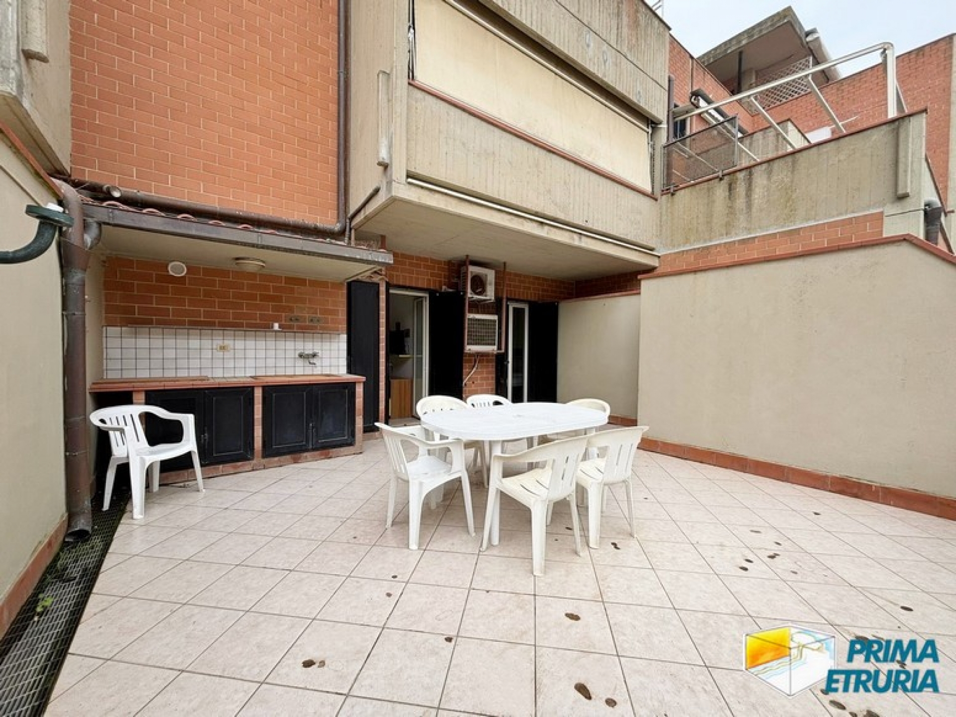 TRILOCALE CON AMPIA TERRAZZA - ZONA CENTRO -