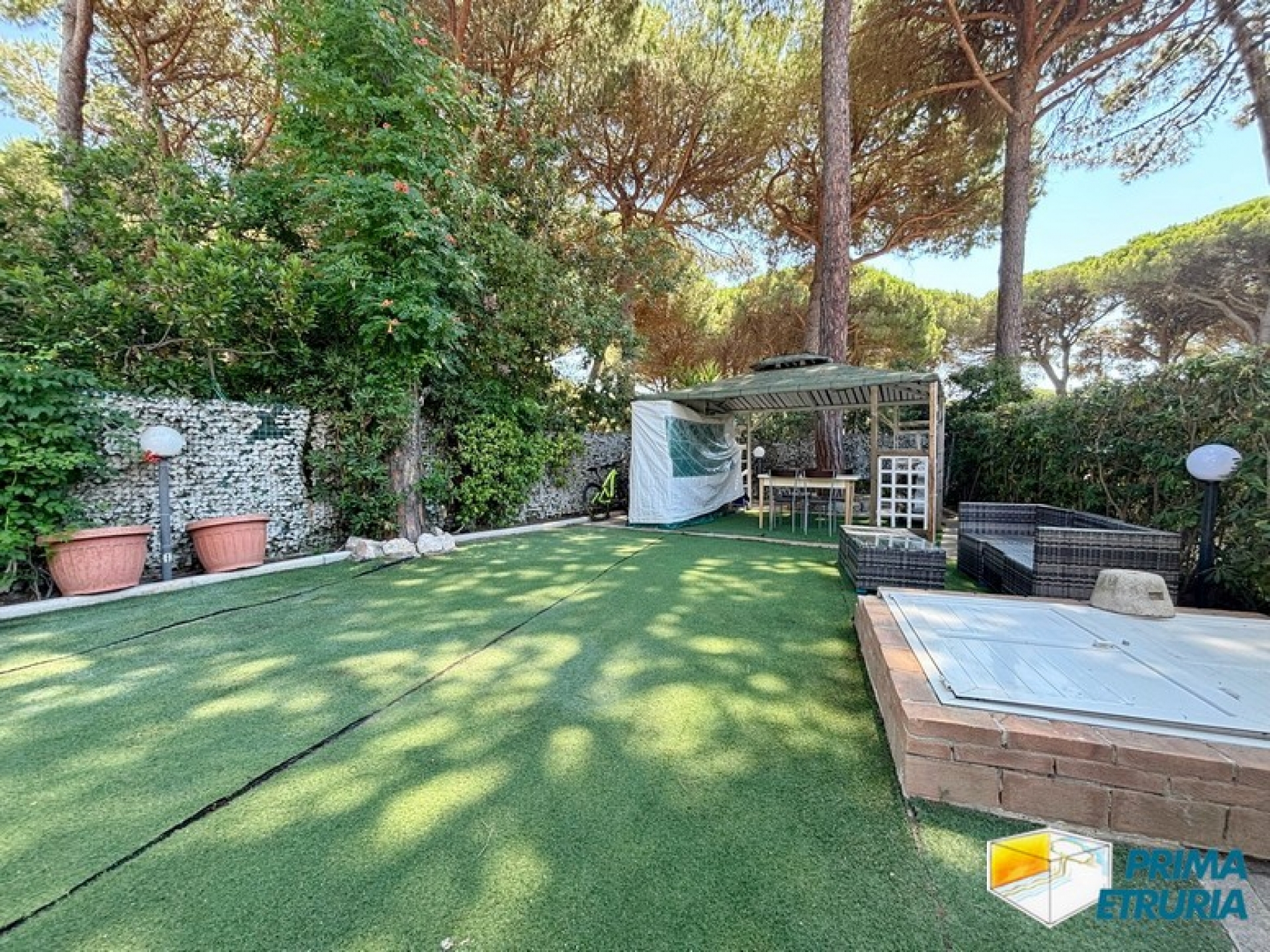 Trilocale rinnovato con giardino privato immerso nella pineta - ZONA CENTRO -