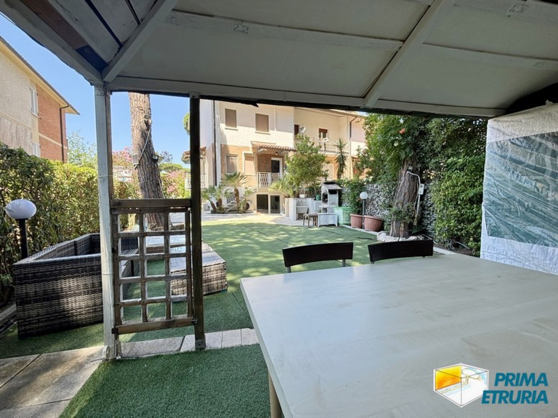 Trilocale rinnovato con giardino privato immerso nella pineta - ZONA CENTRO -