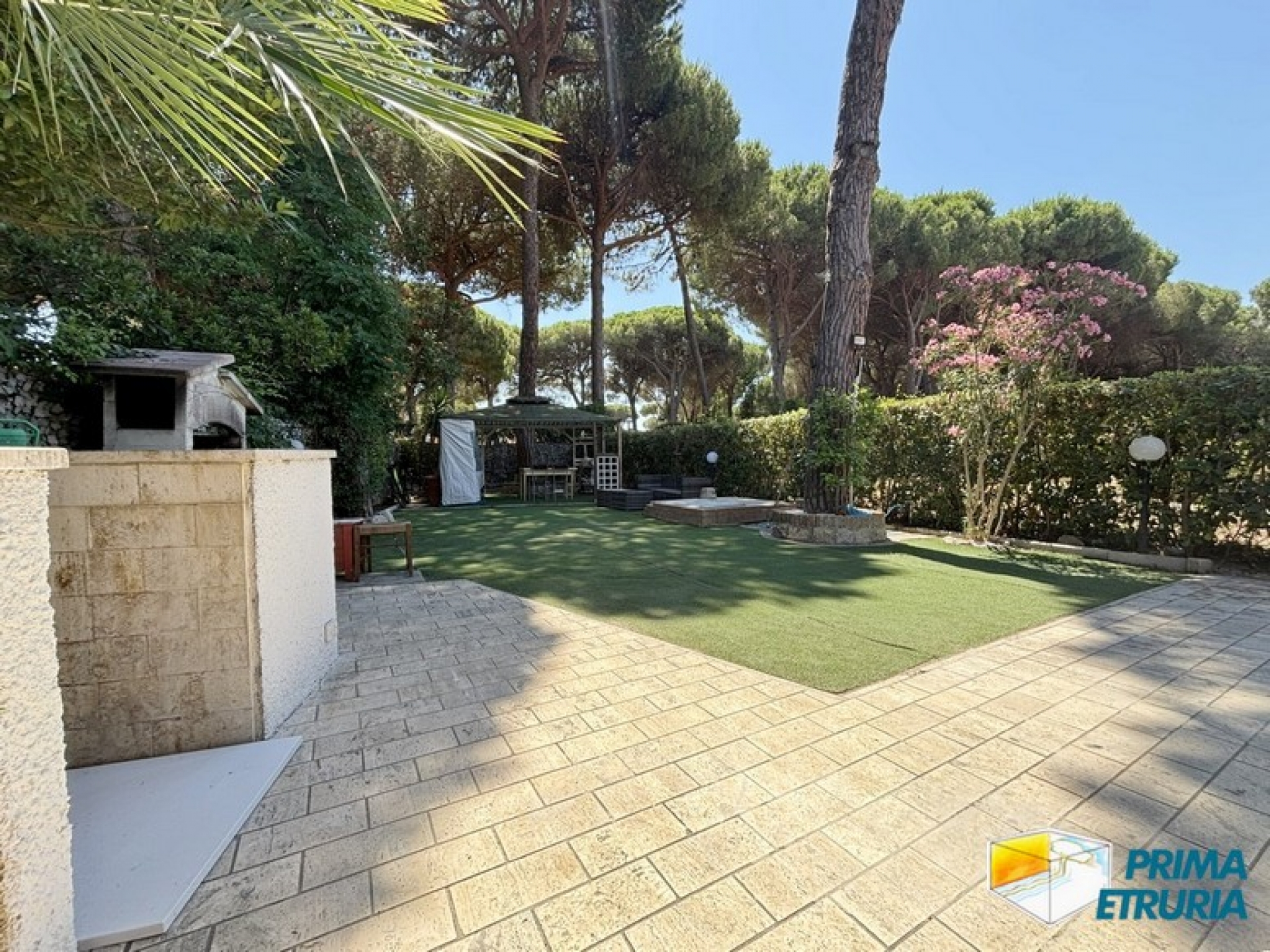Trilocale rinnovato con giardino privato immerso nella pineta - ZONA CENTRO -