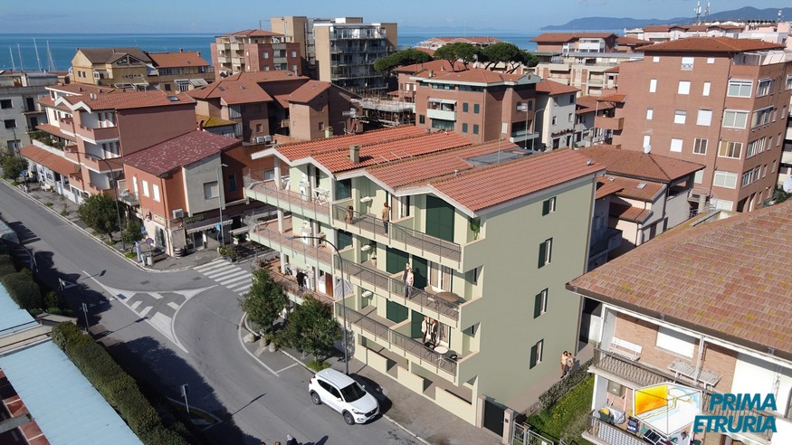 Attico su due livelli con terrazza affacciata sul porto - ZONA CENTRO -