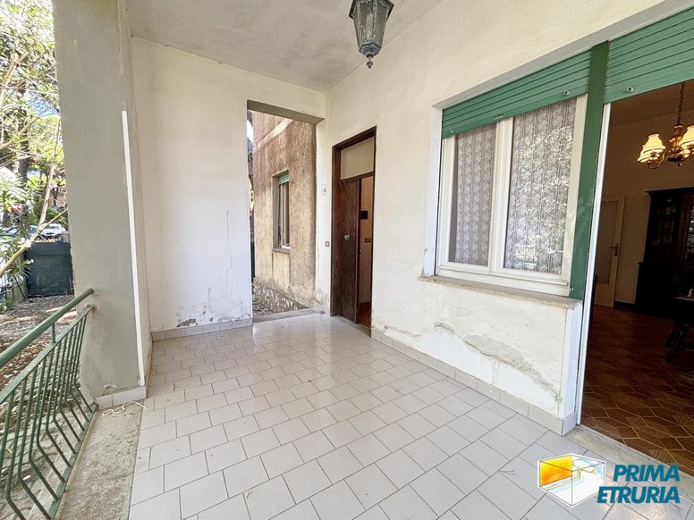 Trilocale con grande giardino privato a meno di 200 metri dal mare - ZONA ROSMARINA -