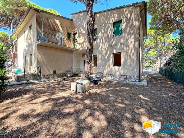 Trilocale con grande giardino privato a meno di 200 metri dal mare - ZONA ROSMARINA -