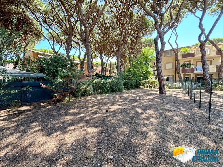 Trilocale con grande giardino privato a meno di 200 metri dal mare - ZONA ROSMARINA -