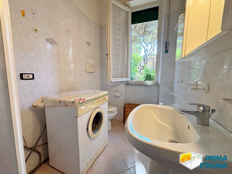 Trilocale con grande giardino privato a meno di 200 metri dal mare - ZONA ROSMARINA -