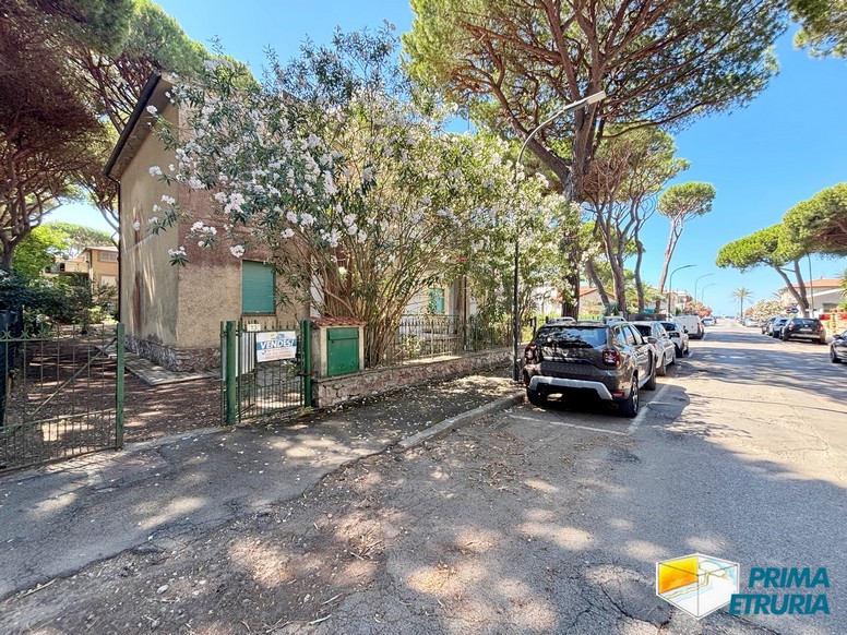 Trilocale con grande giardino privato a meno di 200 metri dal mare - ZONA ROSMARINA -