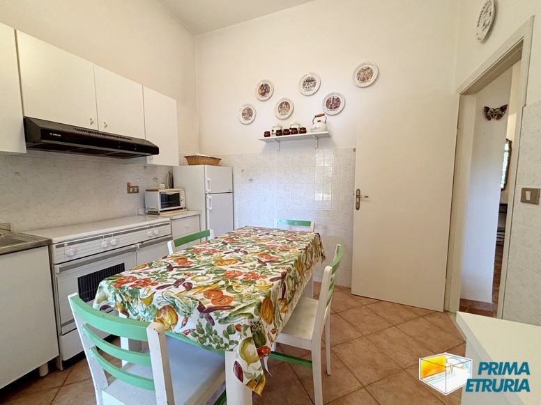 Trilocale con grande giardino privato a meno di 200 metri dal mare - ZONA ROSMARINA -