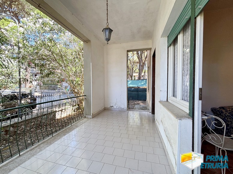 Trilocale con grande giardino privato a meno di 200 metri dal mare - ZONA ROSMARINA -